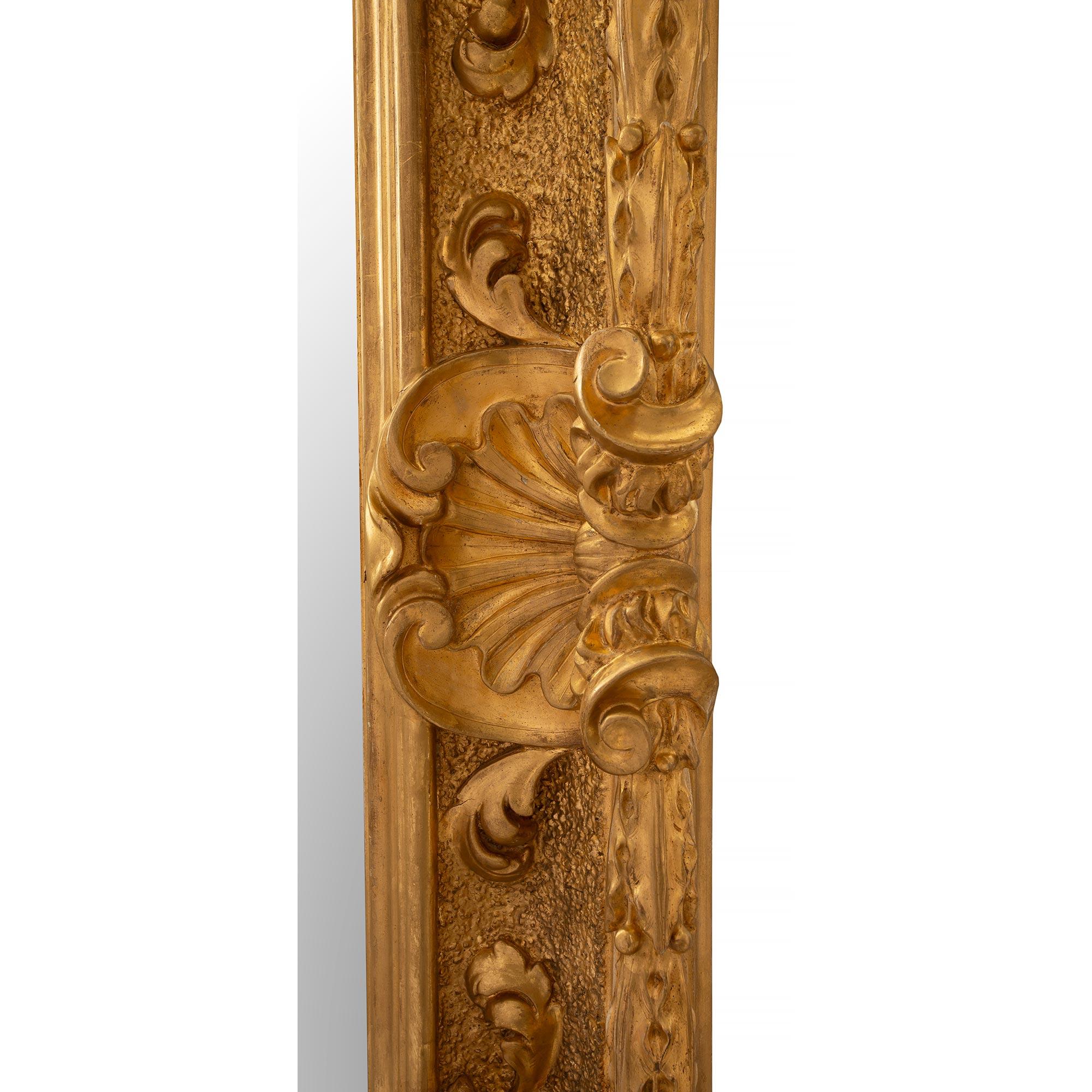 Bois doré Miroir italien en bois doré florentin du 18ème siècle en vente