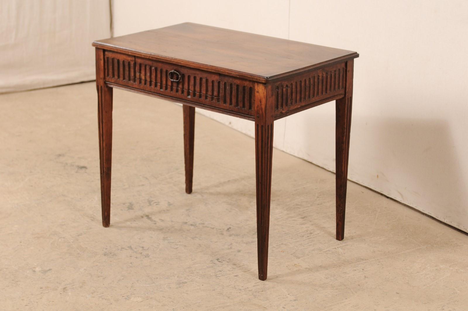 Italian 18th Century Fluted Wood Single Drawer Occasional Table In Good Condition In Atlanta, GA