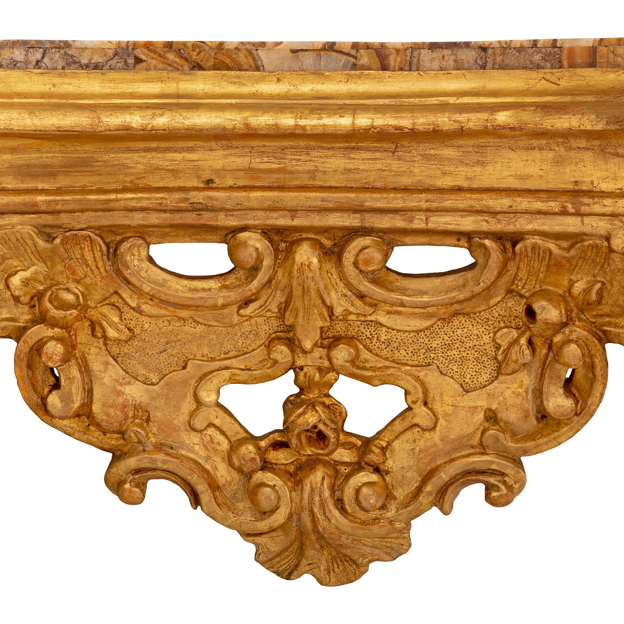 Console vénitienne italienne du 18ème siècle en bois doré sur pied en vente 3