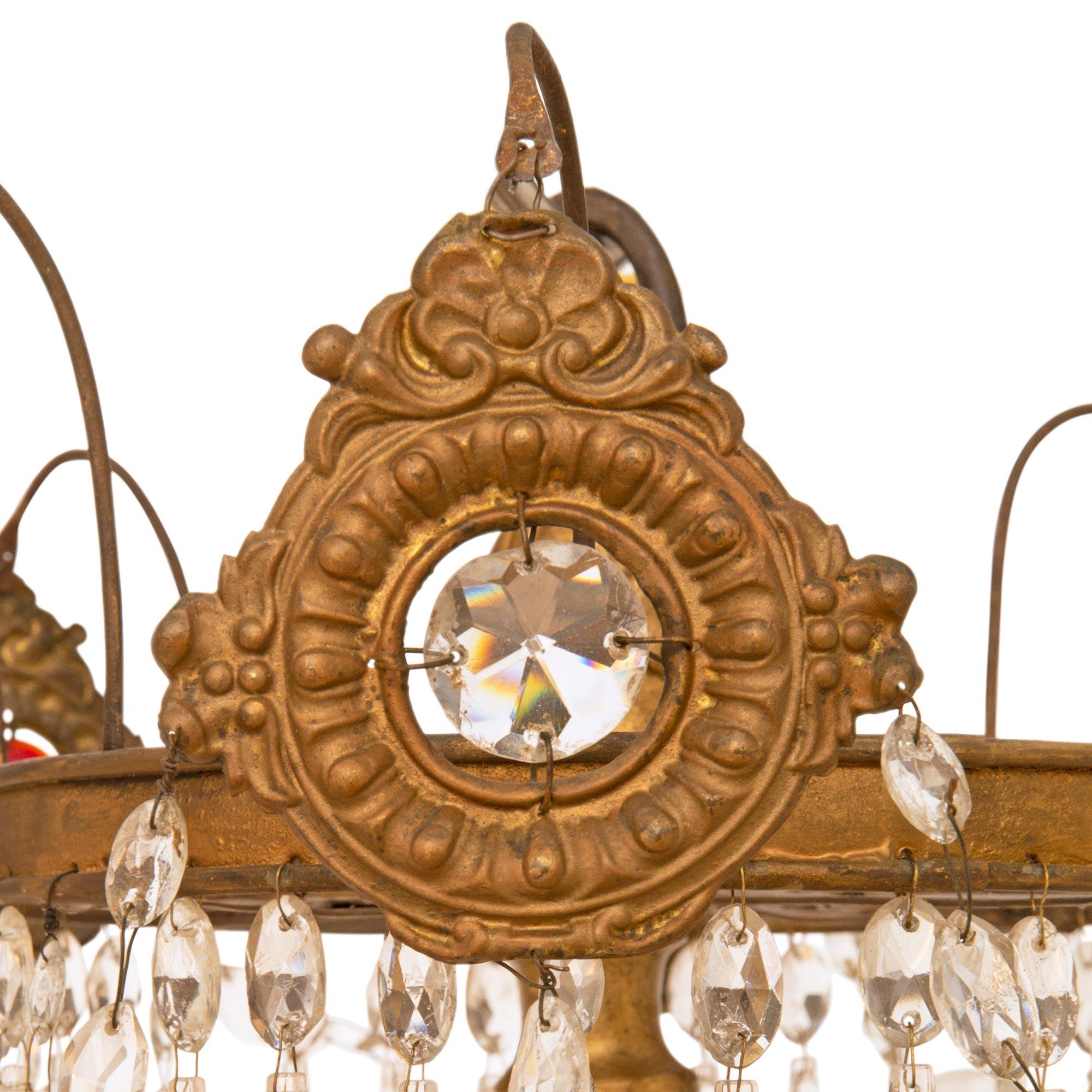 Italienisch 18. Jahrhundert Genovese st. Giltwood, Eisen und Kristall-Kronleuchter. (18. Jahrhundert und früher) im Angebot