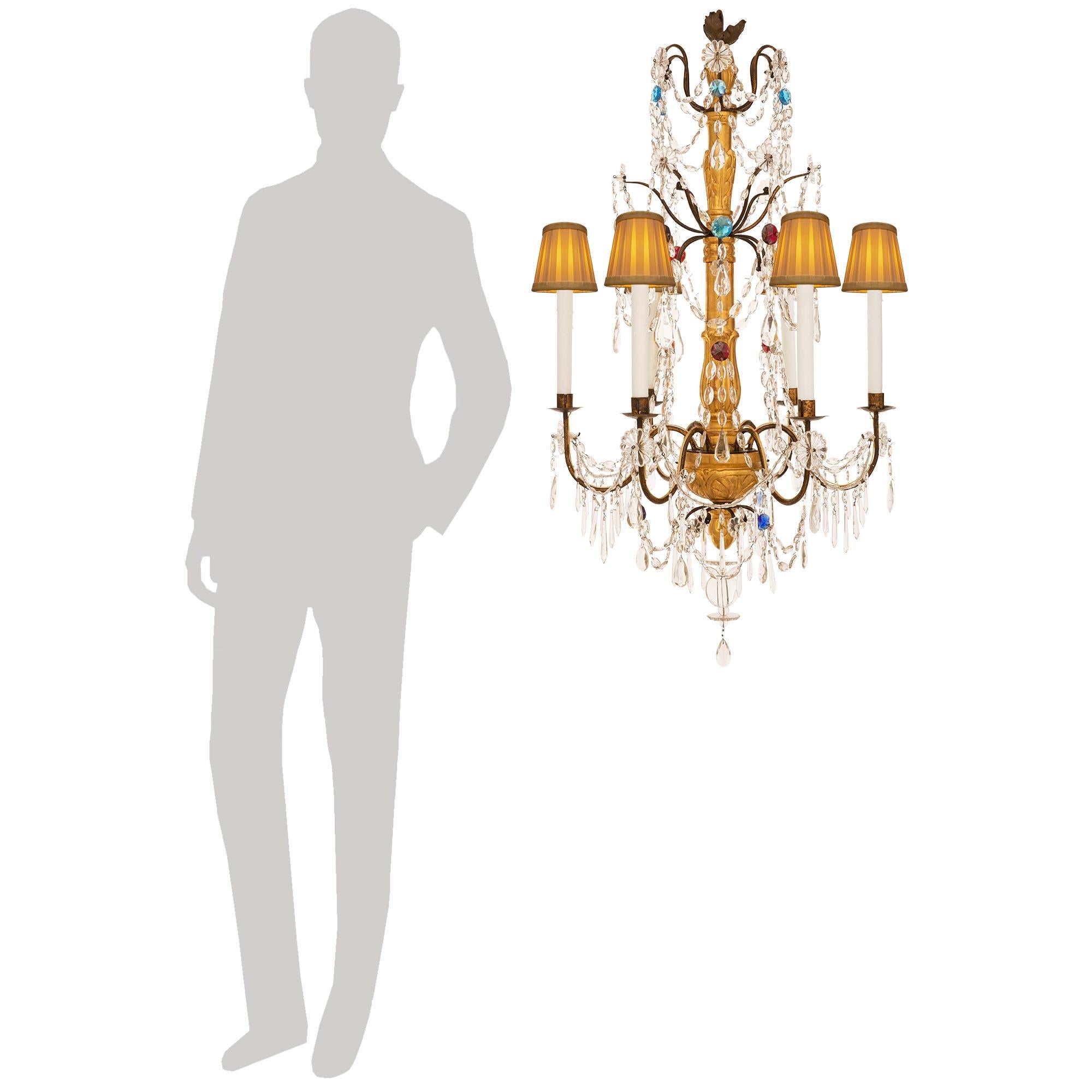 Ein äußerst dekoratives Paar italienischer Genovese-Kronleuchter aus dem 18. Jahrhundert aus Schmiedeeisen, Giltwood und Glas. Jeder elegante sechsarmige Kronleuchter ist um eine Reihe von hängenden kugelförmigen, rosettengeschliffenen und