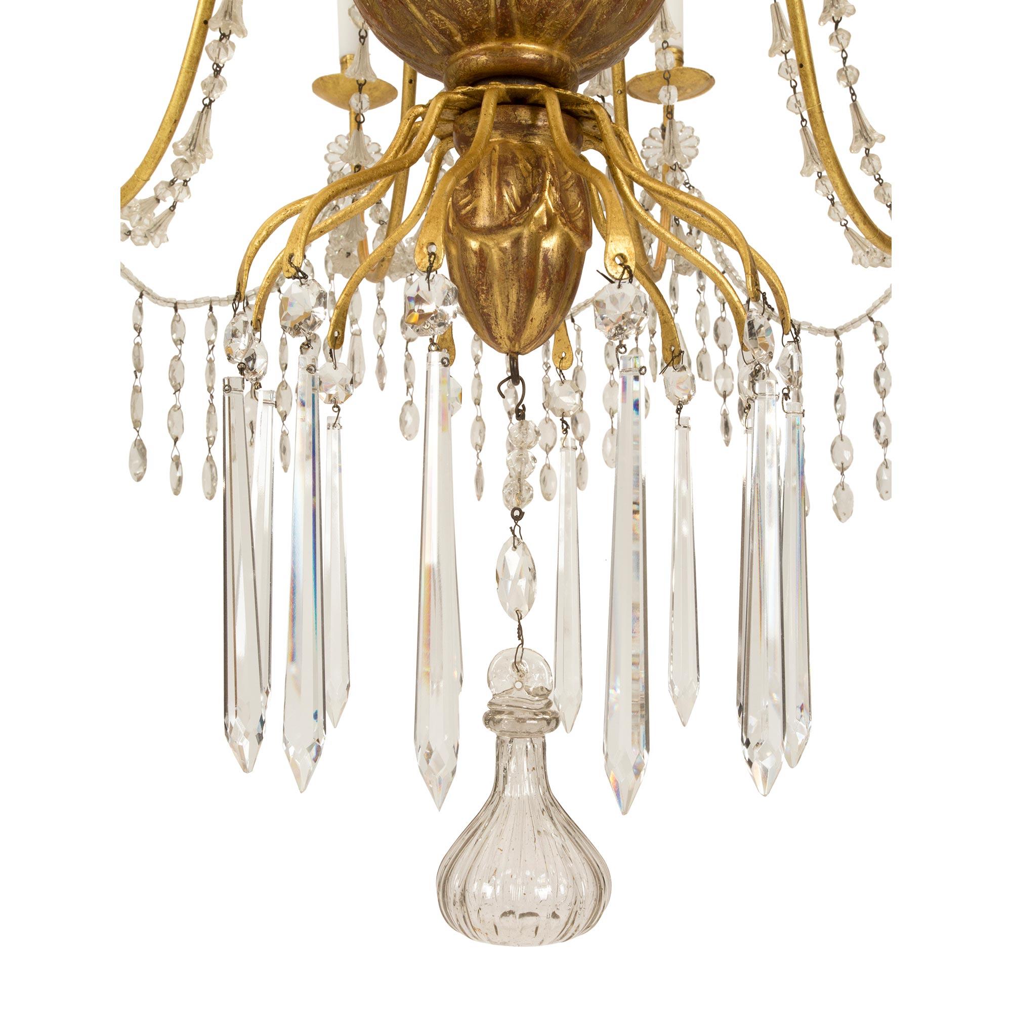 Italienischer Kronleuchter aus vergoldetem und Kristall aus dem 18. Jahrhundert im Angebot 1