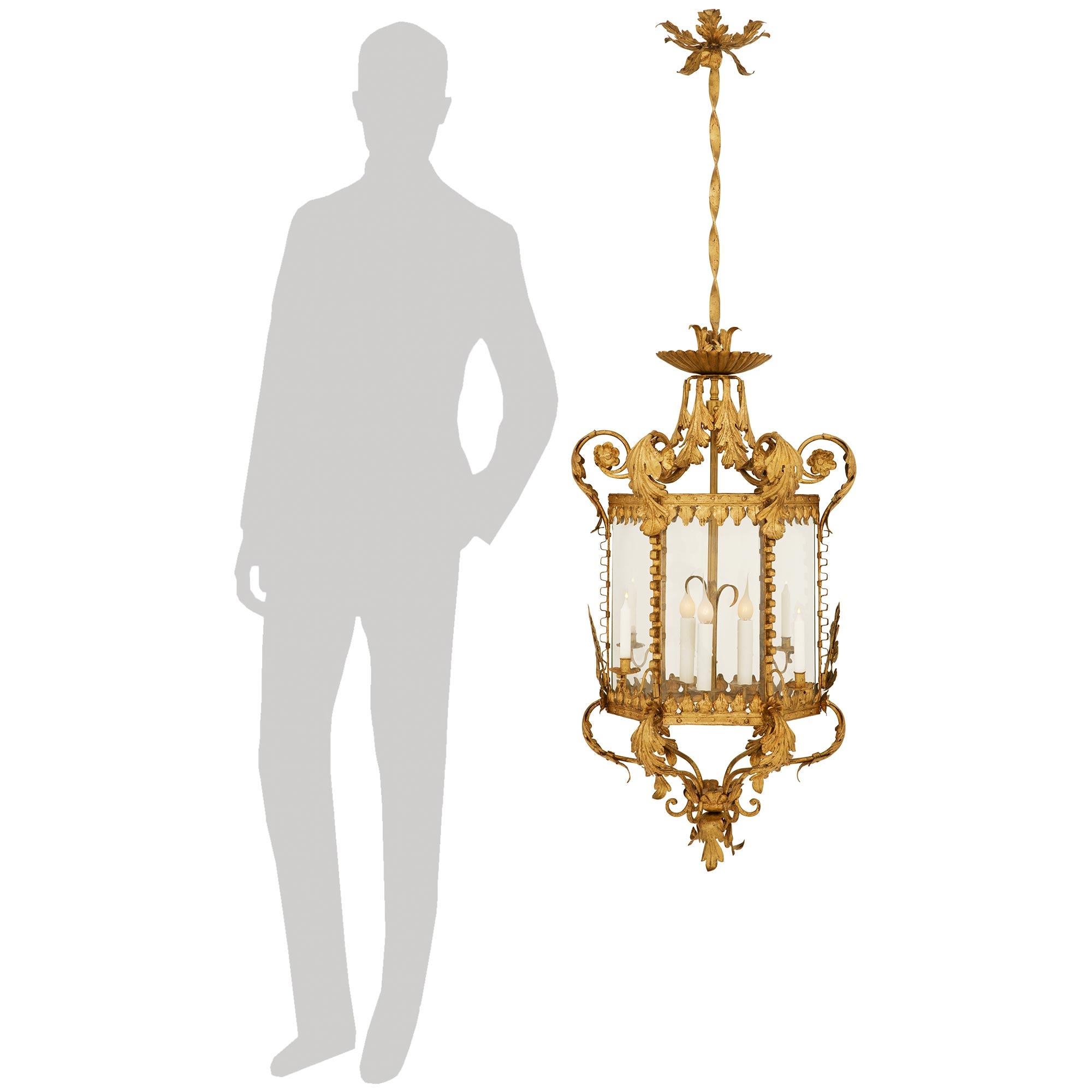 Eine sensationelle und äußerst dekorative italienische Laterne aus vergoldetem Eisen und Glas aus dem 18. Diese wunderbare sechseckige Laterne hat ein phantasievolles, auf dem Kopf stehendes, kronenartiges Design am Boden mit einer Spitze aus