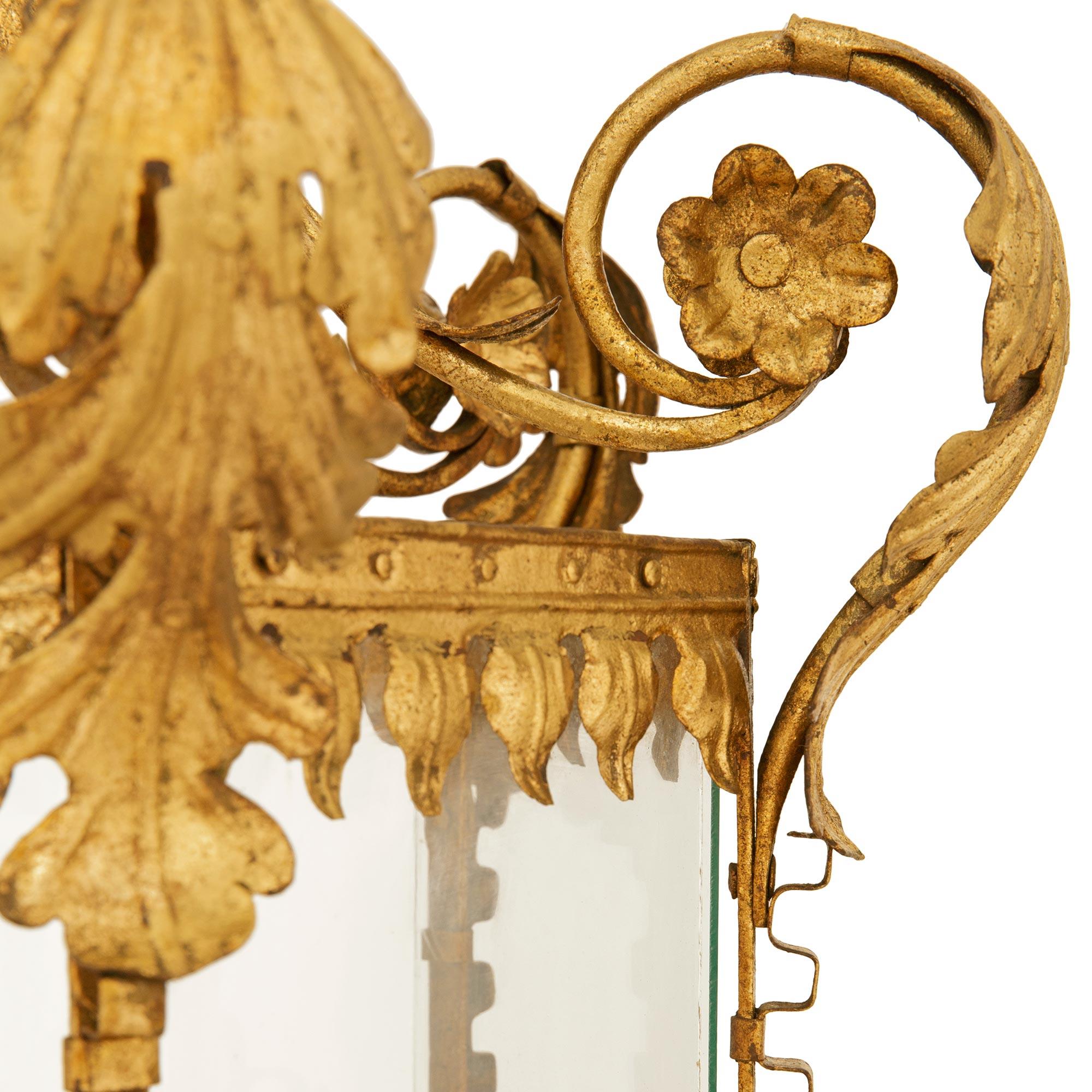 Italienische Laterne aus vergoldetem Eisen und Glas aus dem 18. im Angebot 2
