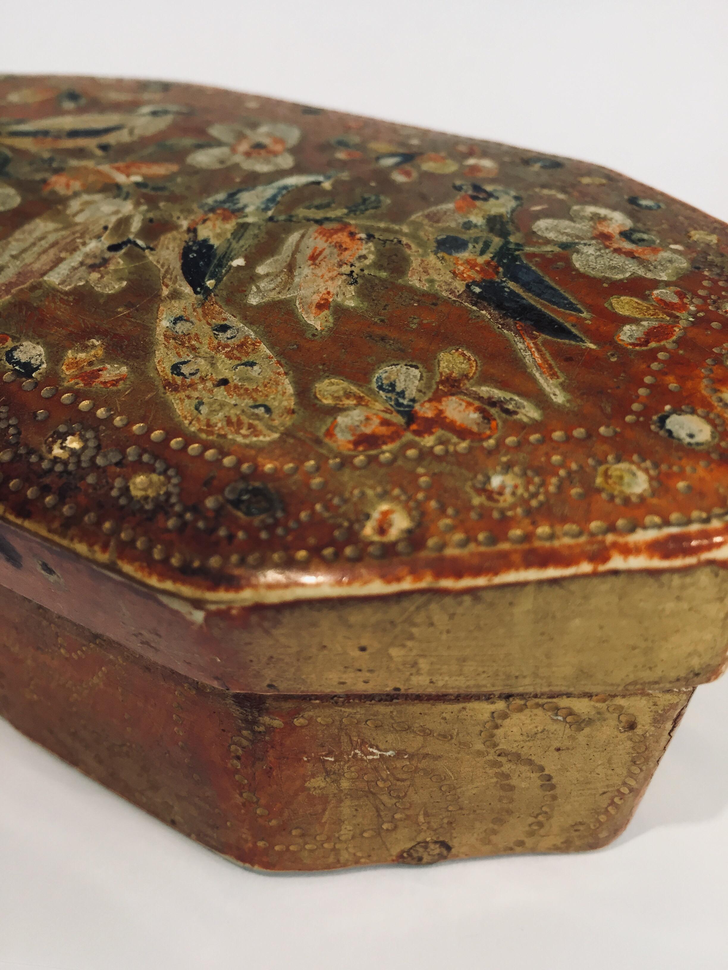 Italian 18th Century Giltwood Florentine Octagonal Box Engraved with Birds For Sale 6