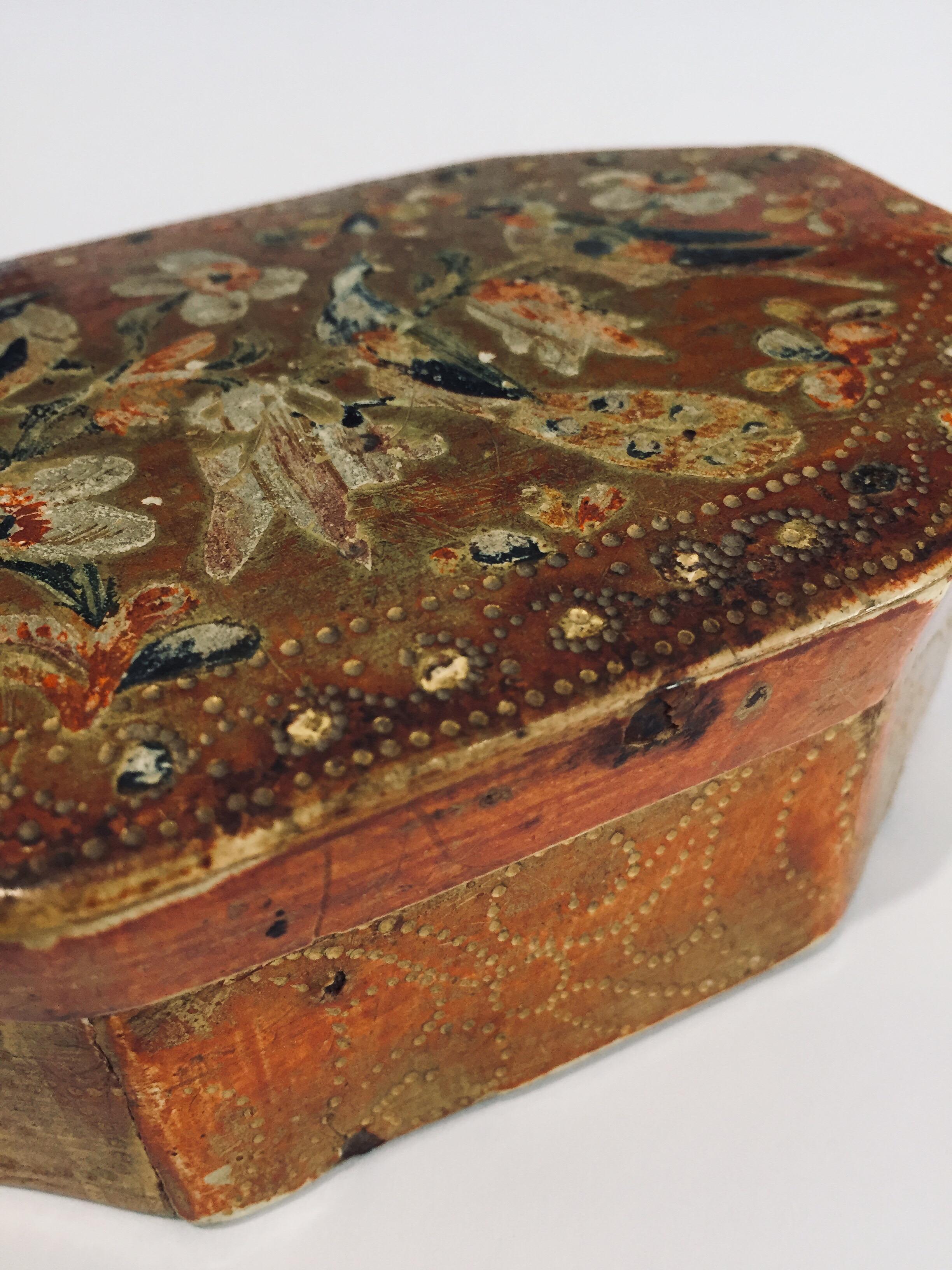 Italian 18th Century Giltwood Florentine Octagonal Box Engraved with Birds For Sale 7