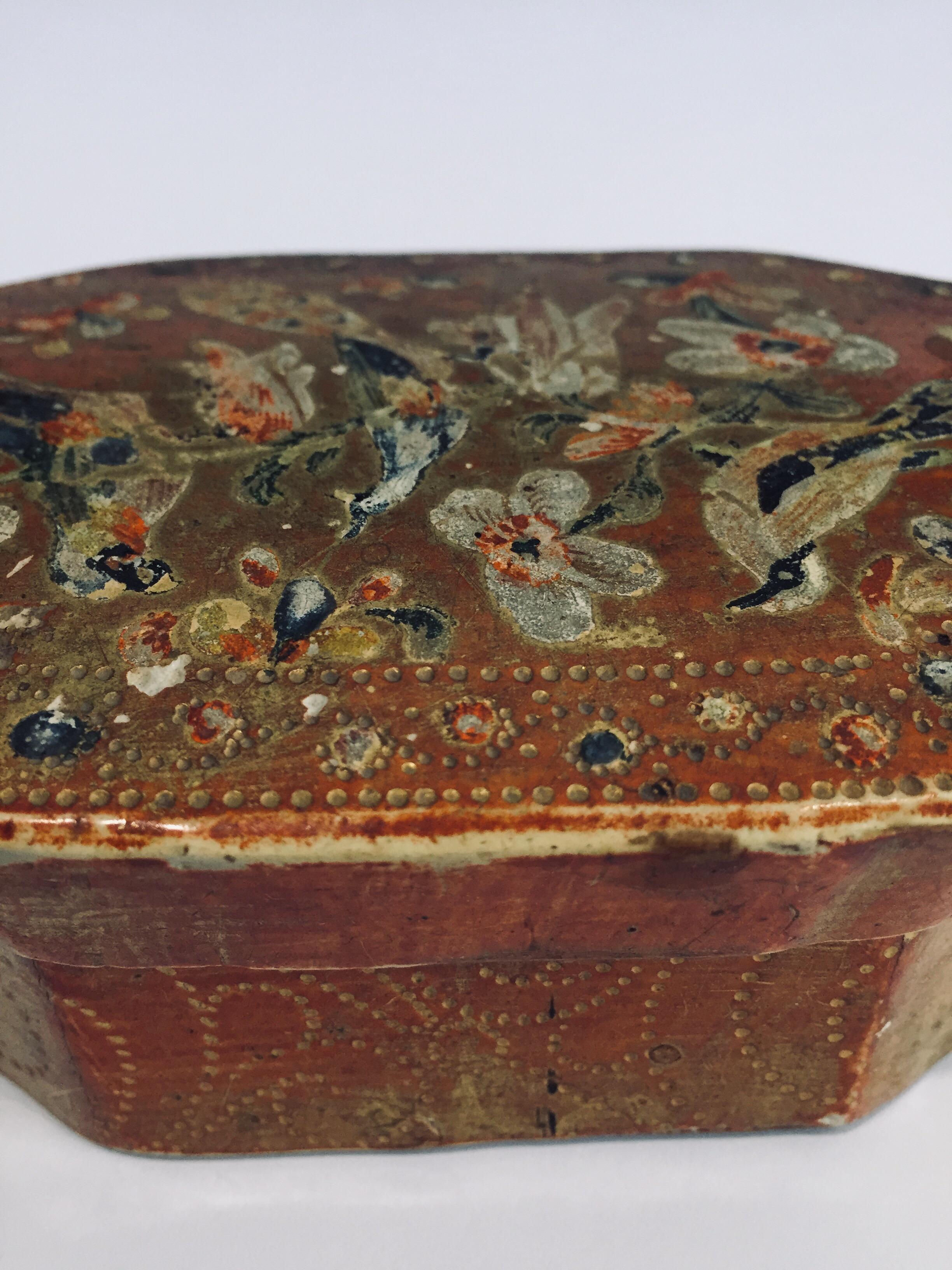 Italian 18th Century Giltwood Florentine Octagonal Box Engraved with Birds For Sale 9