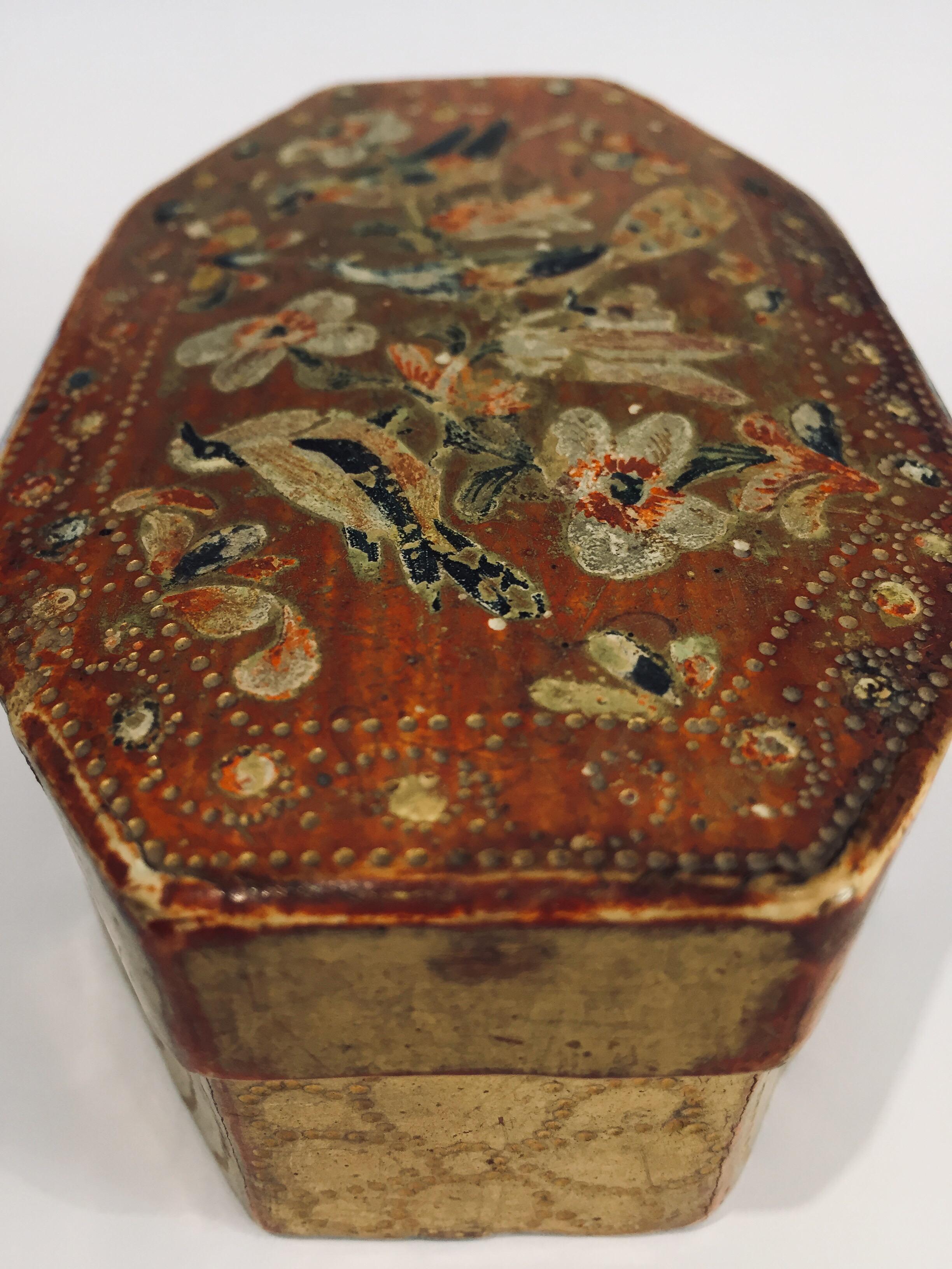 Italian 18th Century Giltwood Florentine Octagonal Box Engraved with Birds For Sale 10