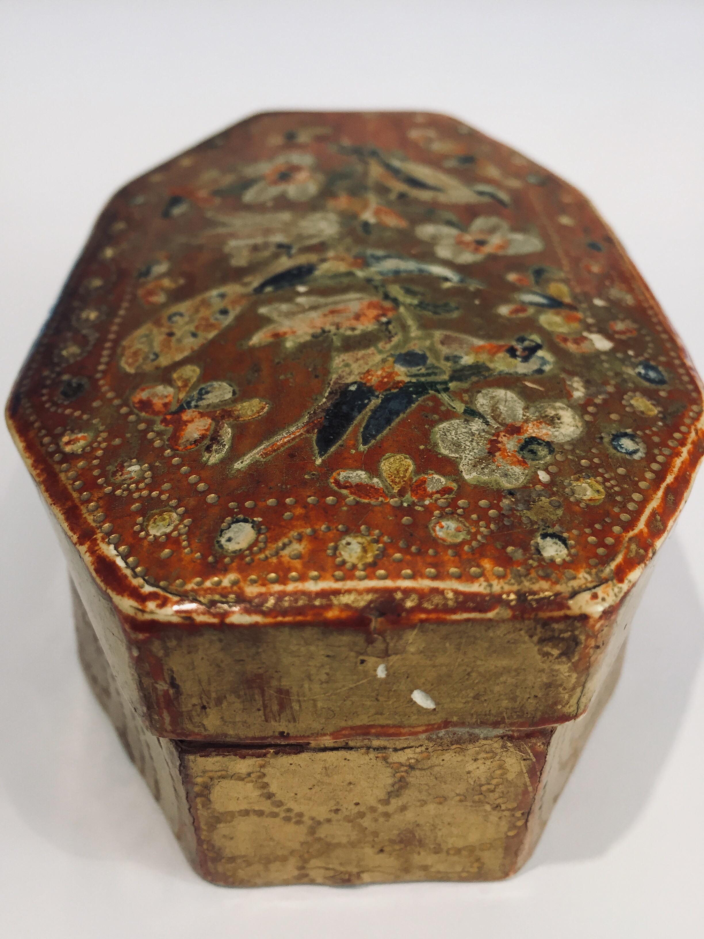 Italian 18th Century Giltwood Florentine Octagonal Box Engraved with Birds For Sale 11