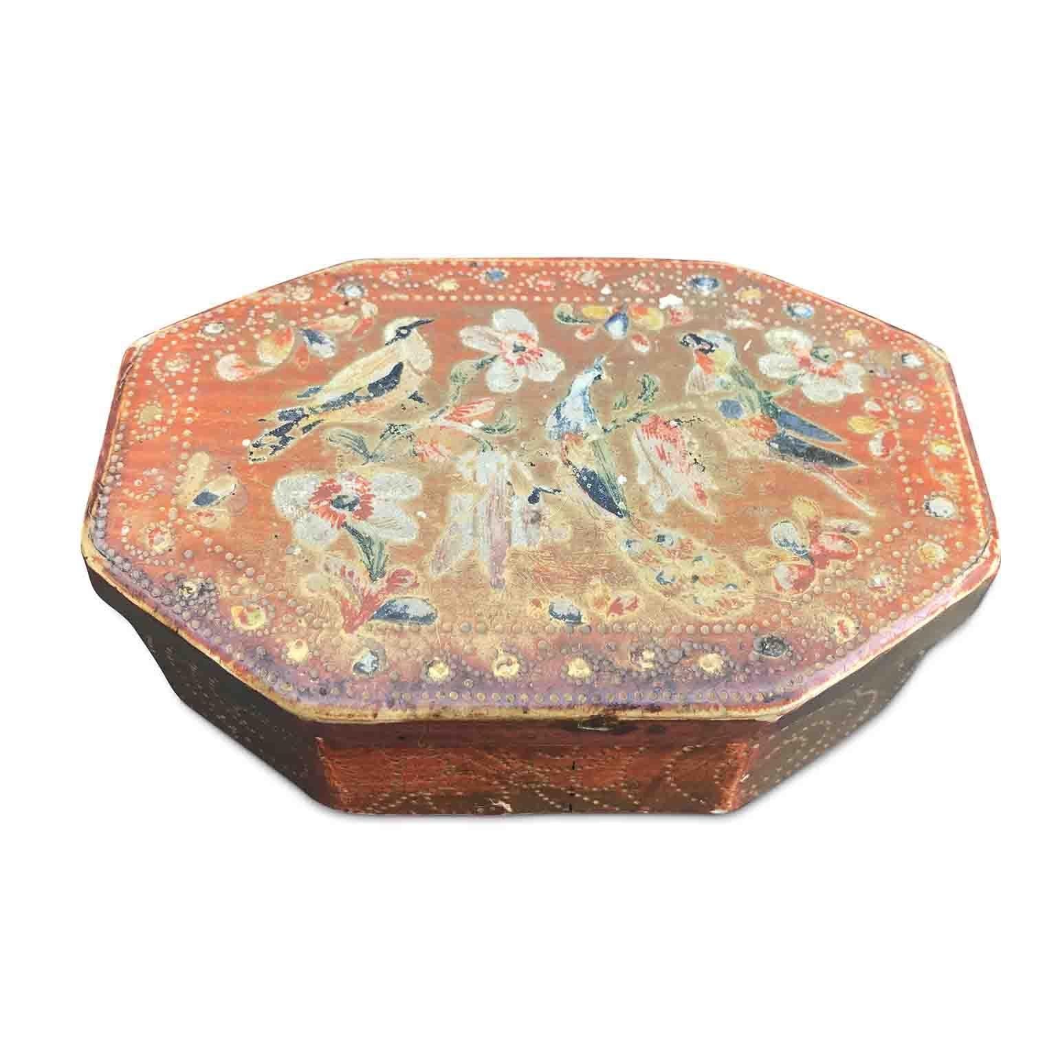 Italian antique gilded Florentine box, octagonal shape realized in white walnut, engraved on each side and the top and with polychrome birds lacquered on the lid. The box dates back to the last quarter of 18th century, is in fair condition, with