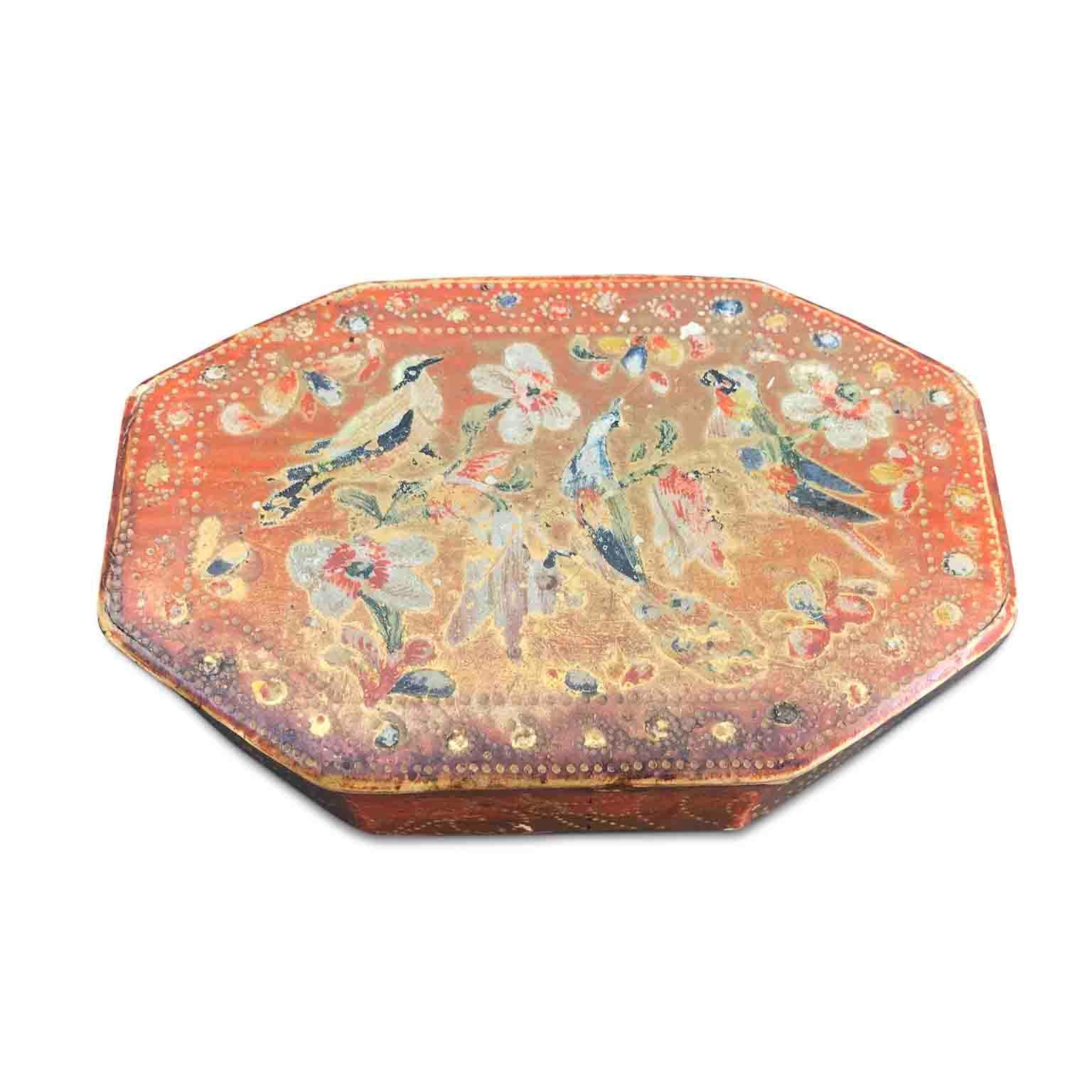 Neoclassical Italian 18th Century Giltwood Florentine Octagonal Box Engraved with Birds For Sale