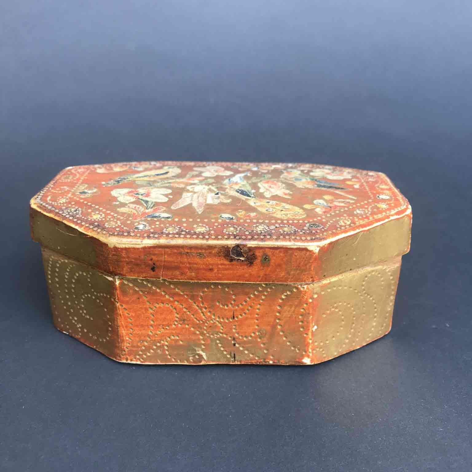 Italian 18th Century Giltwood Florentine Octagonal Box Engraved with Birds In Fair Condition For Sale In Milan, IT
