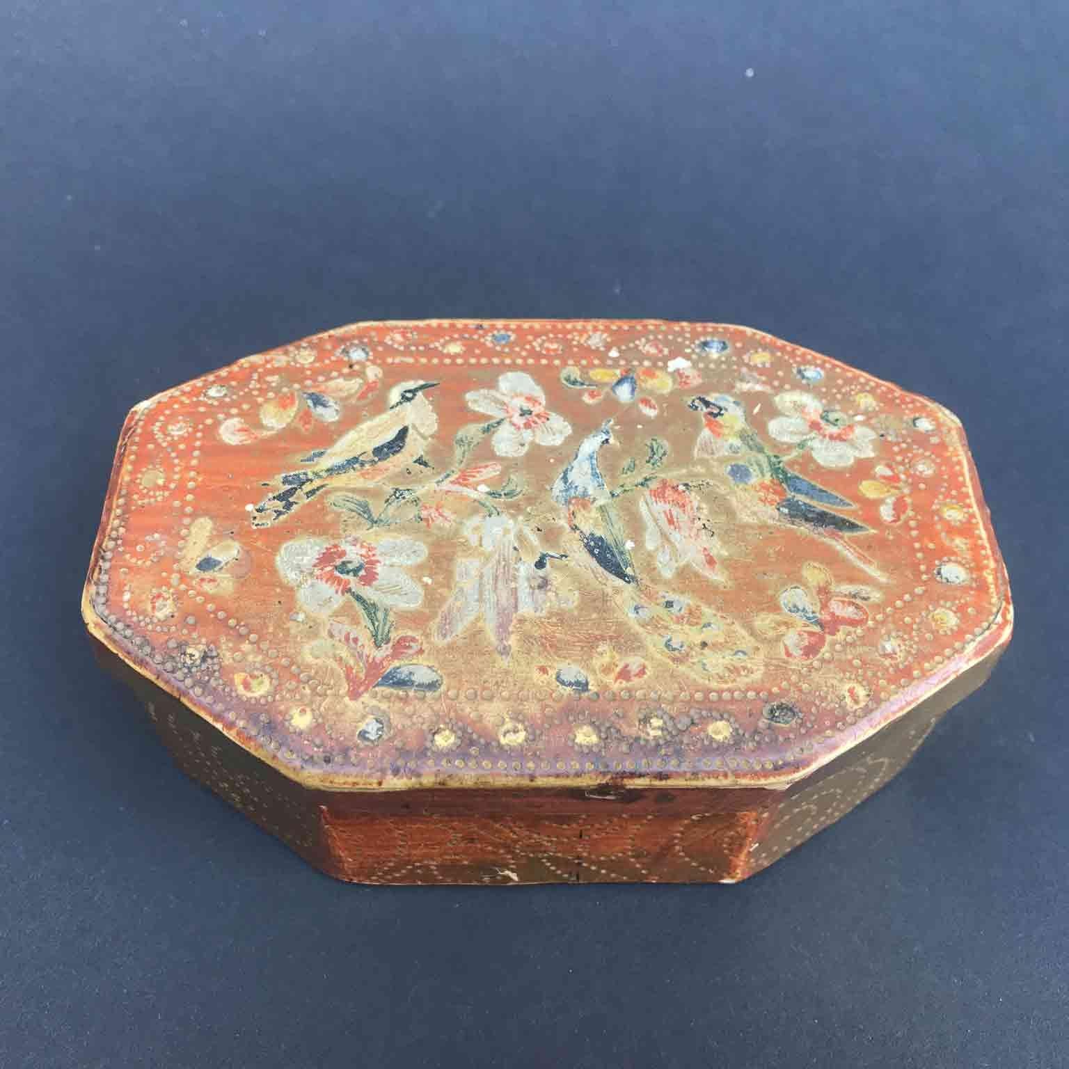 Walnut Italian 18th Century Giltwood Florentine Octagonal Box Engraved with Birds For Sale