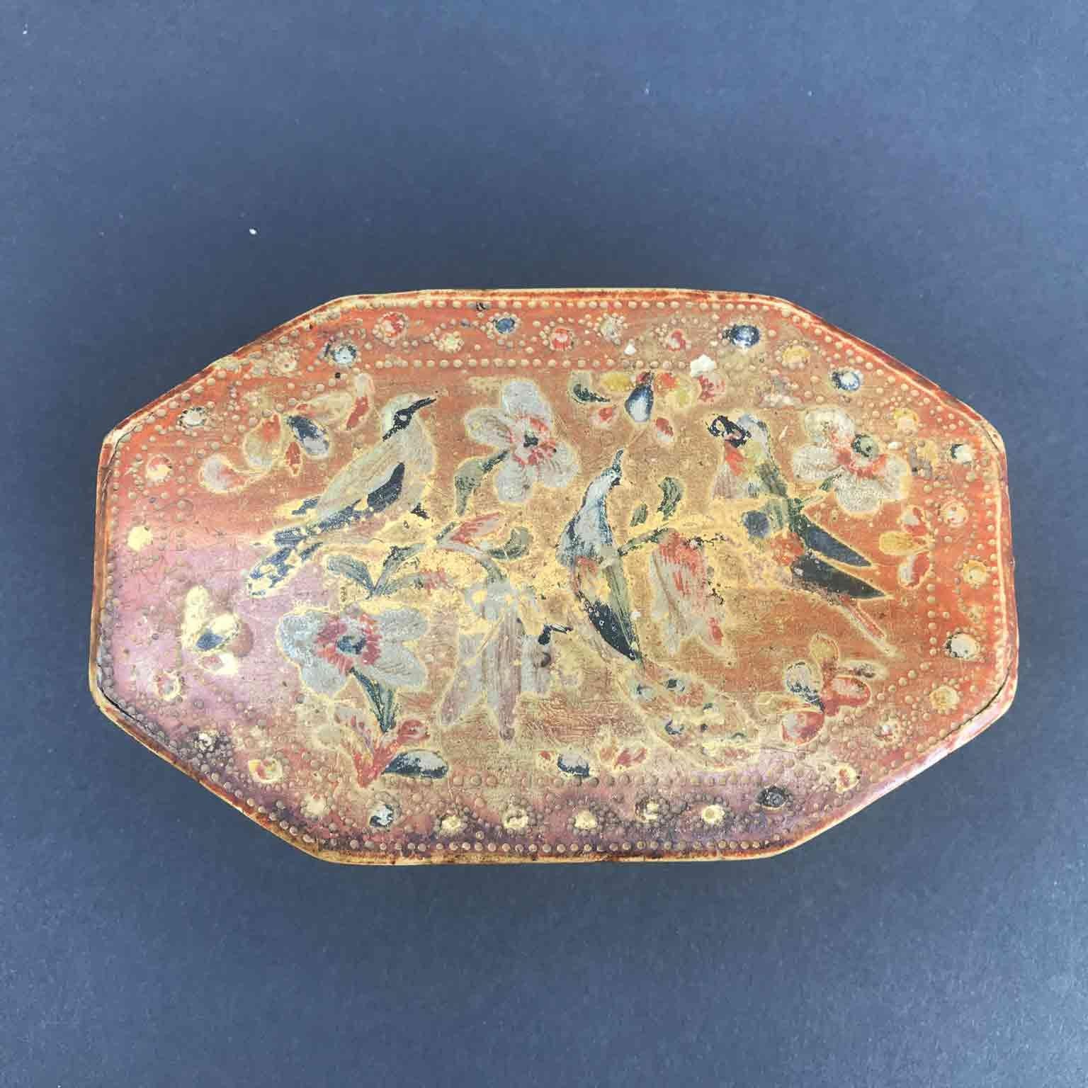 Italian 18th Century Giltwood Florentine Octagonal Box Engraved with Birds For Sale 1