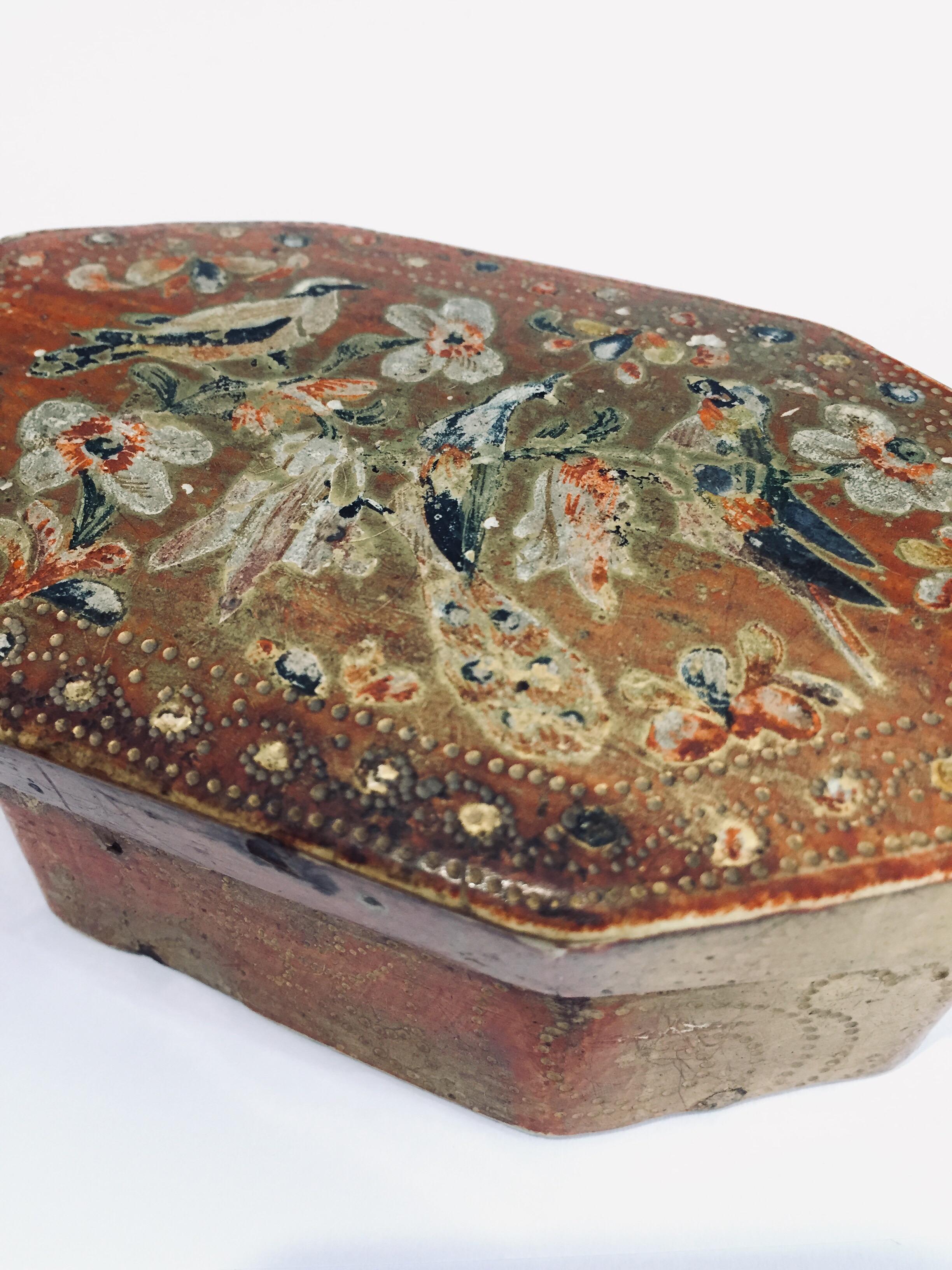 Italian 18th Century Giltwood Florentine Octagonal Box Engraved with Birds For Sale 4