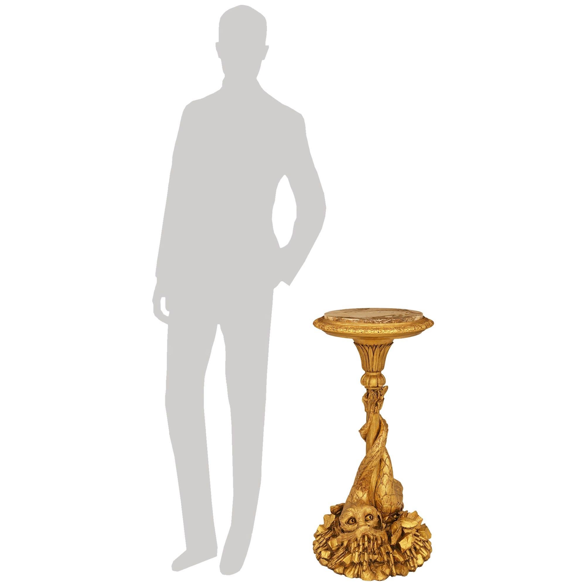 Ein einzigartiger italienischer Barocktisch aus dem späten 18. und frühen 19. Jahrhundert aus St. Giltwood und Breccia Oniciata Marmor. Dieser wunderbare Tisch/Sockel wird von einem Sockel aus Giltwood getragen, der die Form eines Felshügels hat und
