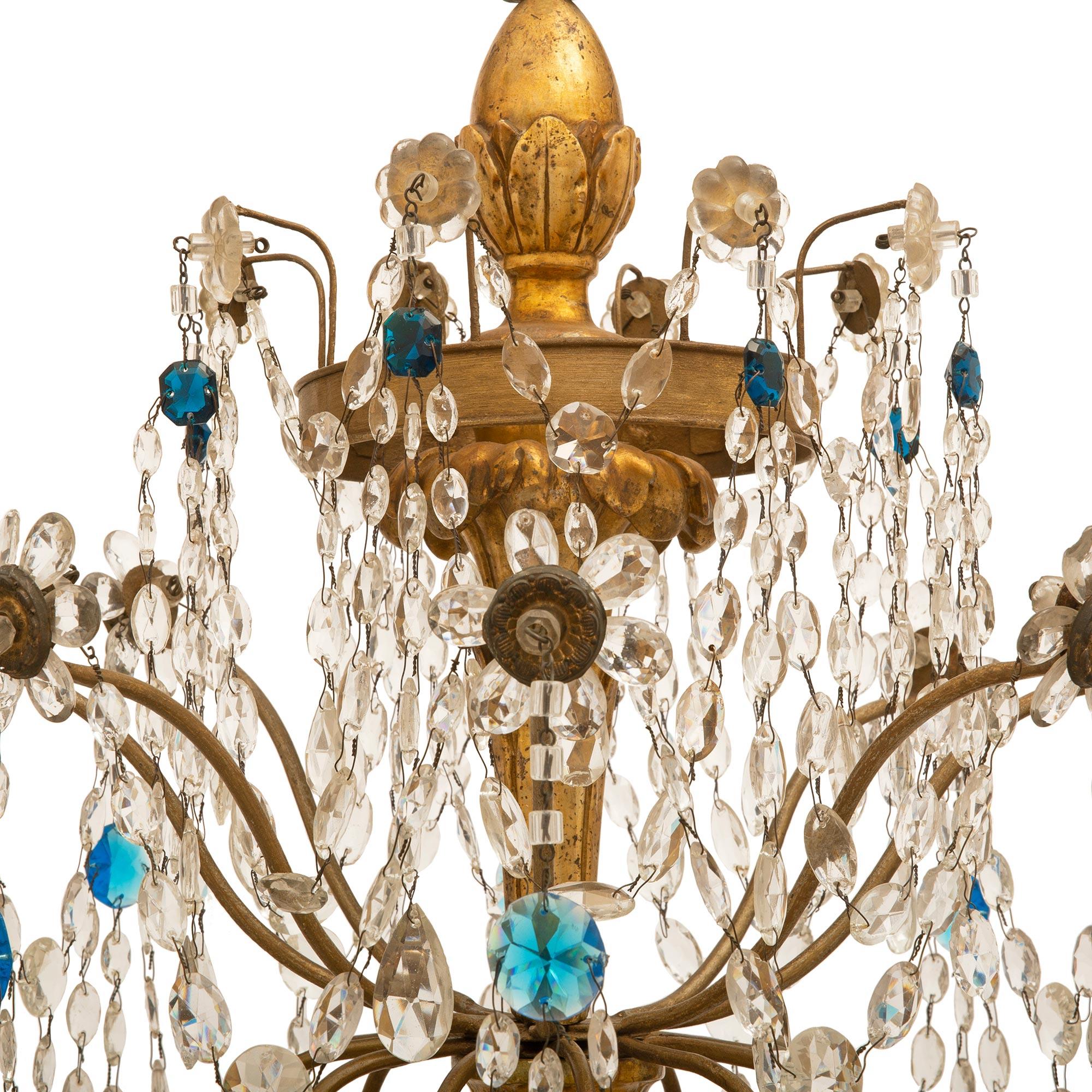 Italienischer italienischer zwölfflammiger Kronleuchter aus vergoldetem Holz und Kristall aus dem 18. Jahrhundert im Zustand „Gut“ im Angebot in West Palm Beach, FL