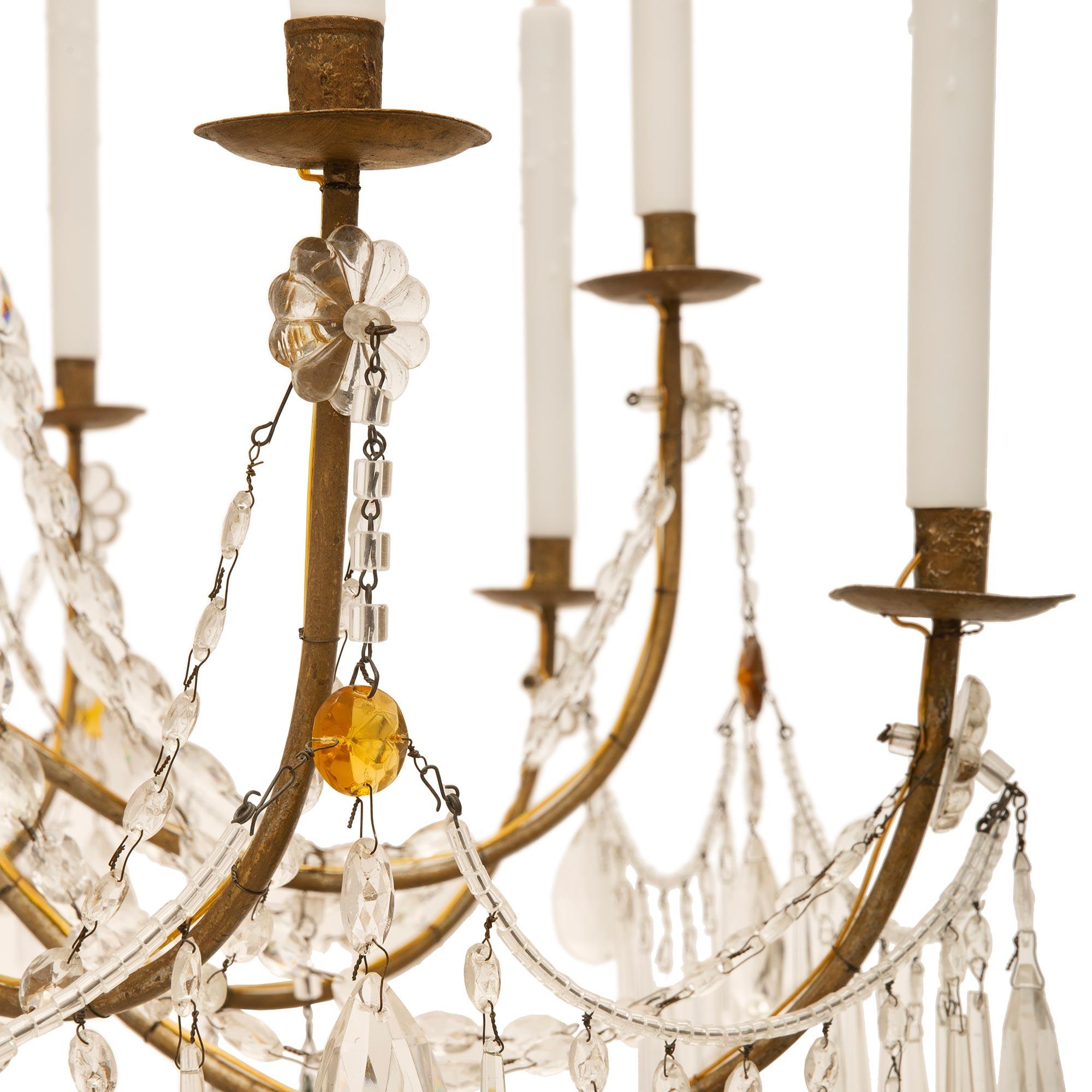 Cristal Lustre italien à douze lumières en bois doré et cristal de Gênes du 18ème siècle en vente