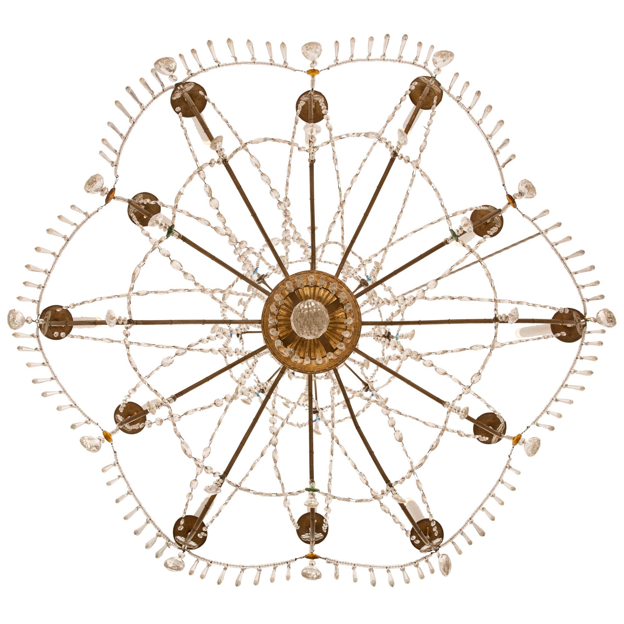 Italienischer italienischer zwölfflammiger Kronleuchter aus vergoldetem Holz und Kristall aus dem 18. Jahrhundert im Angebot 3