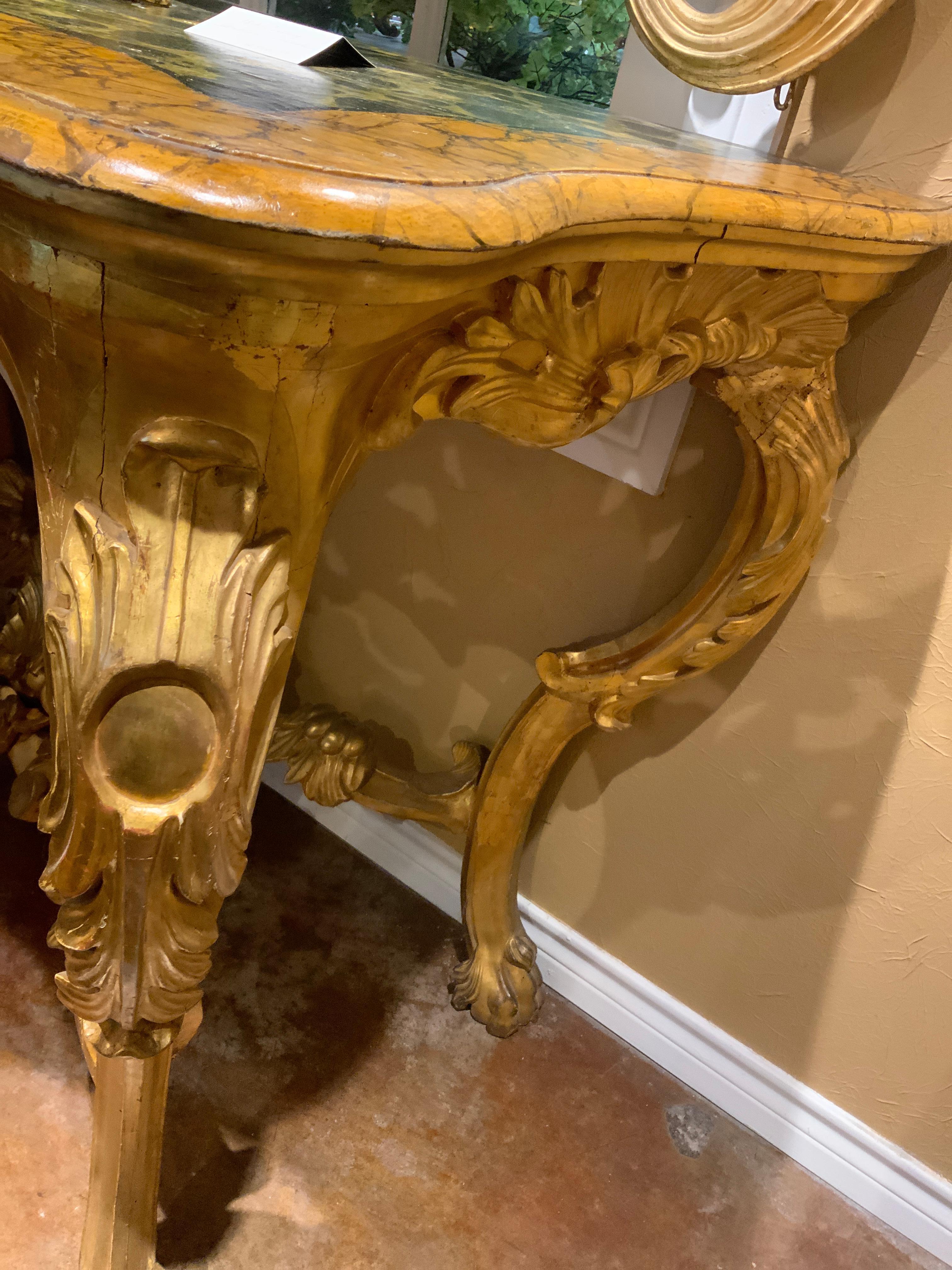 Console italienne du 18ème siècle en bois doré et faux marbre en vente 5