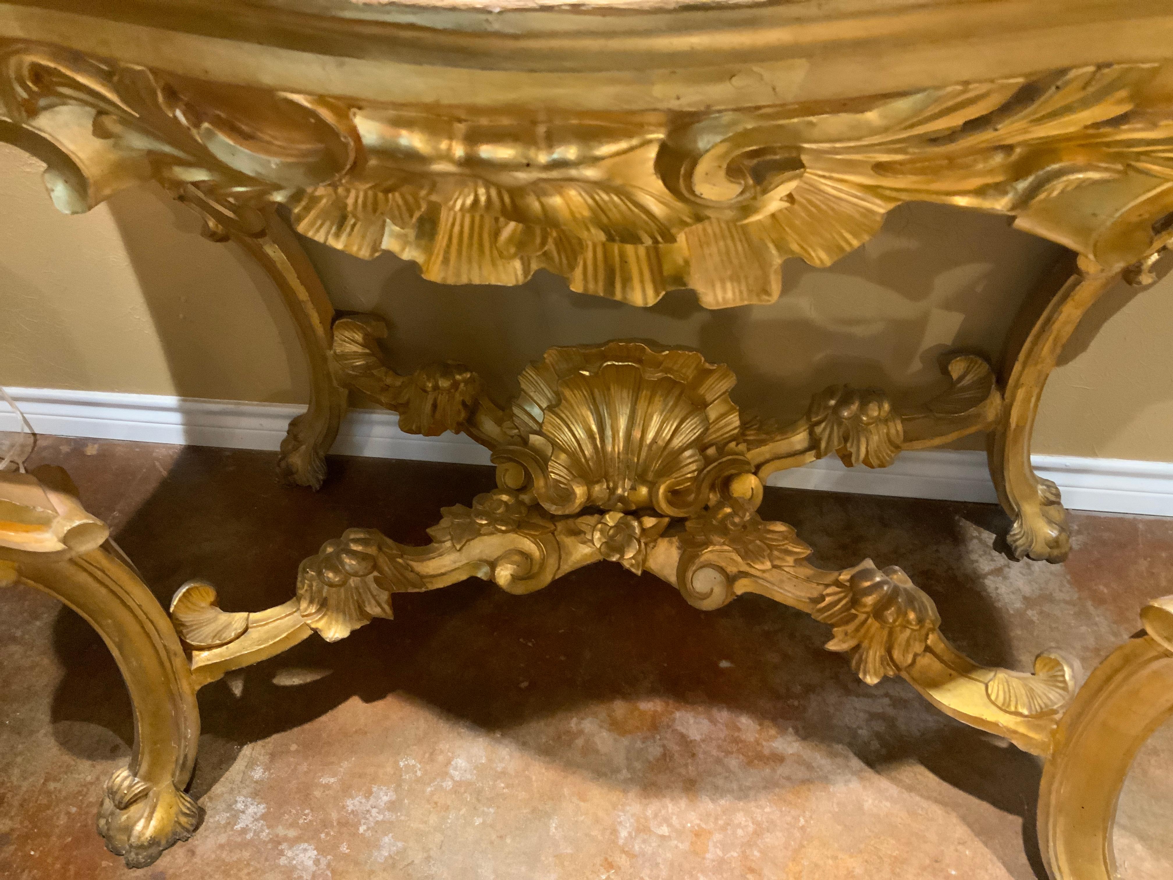 Console italienne du 18ème siècle en bois doré et faux marbre en vente 4