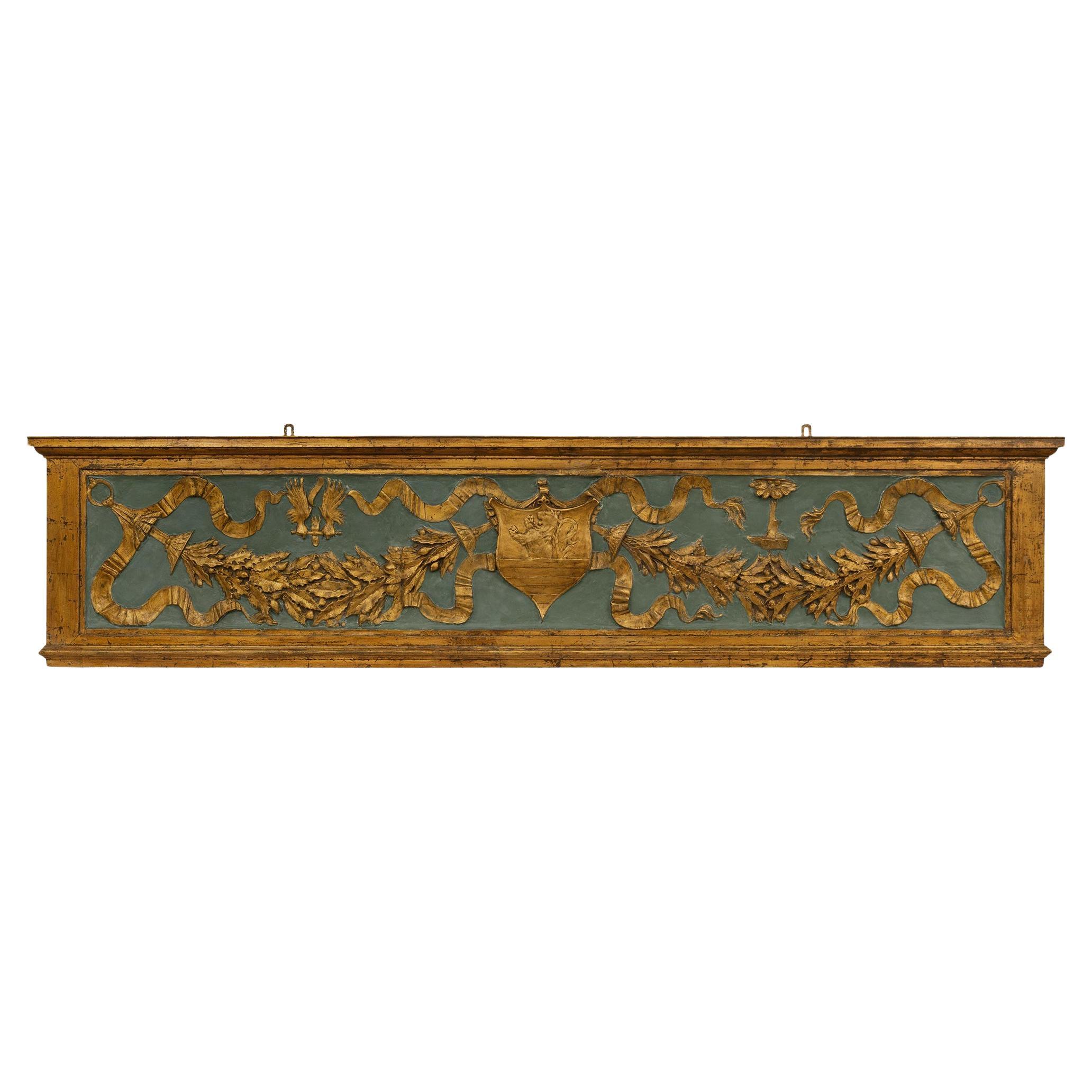 Panneau mural italien en bois doré et plâtre patiné du 18e siècle