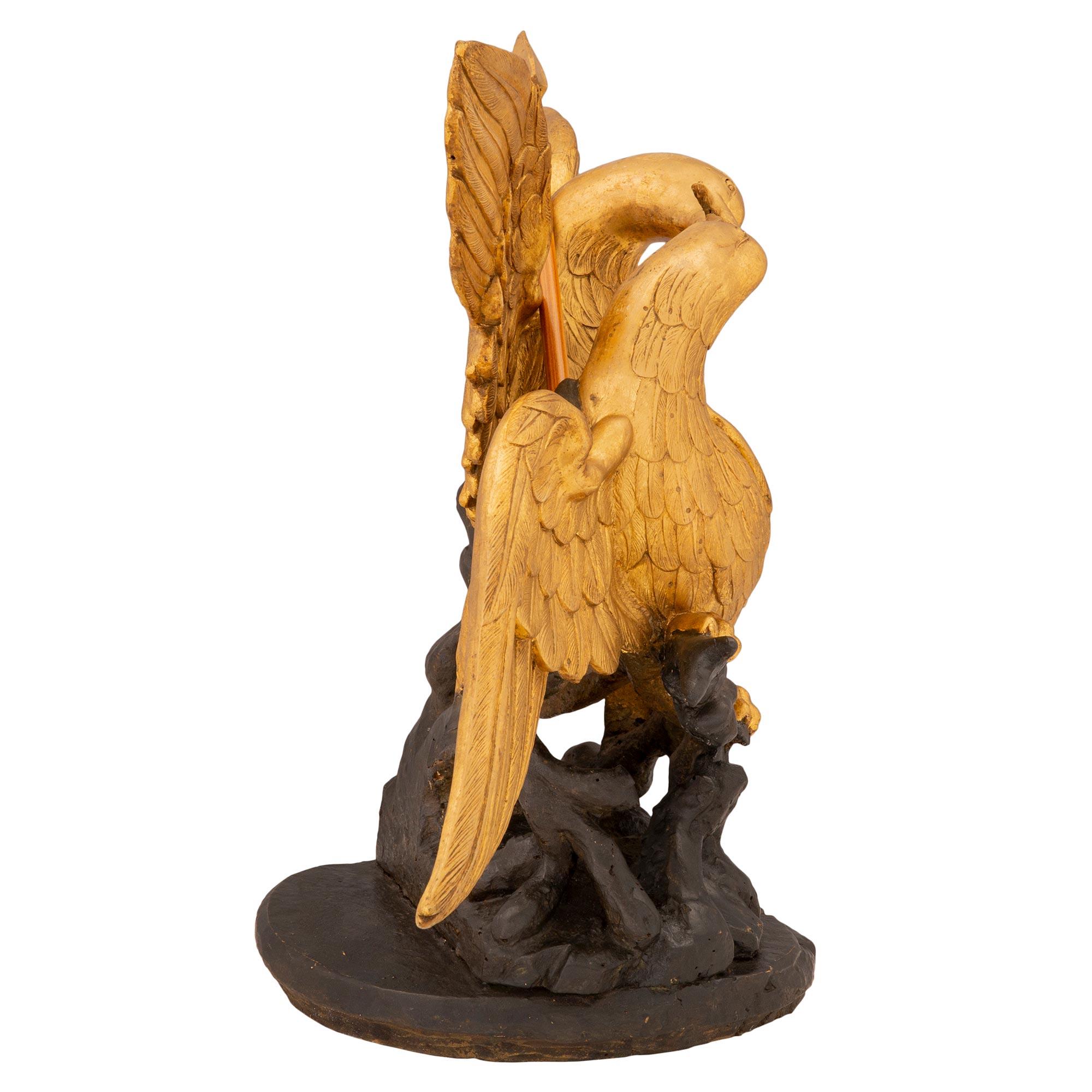 Statue italienne du XVIIIe siècle en bois doré et polychrome de deux aigles Bon état - En vente à West Palm Beach, FL