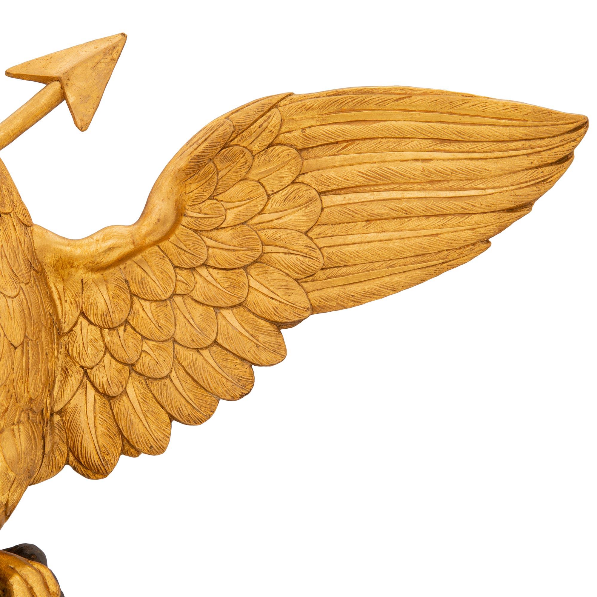 Statue italienne du XVIIIe siècle en bois doré et polychrome de deux aigles en vente 2