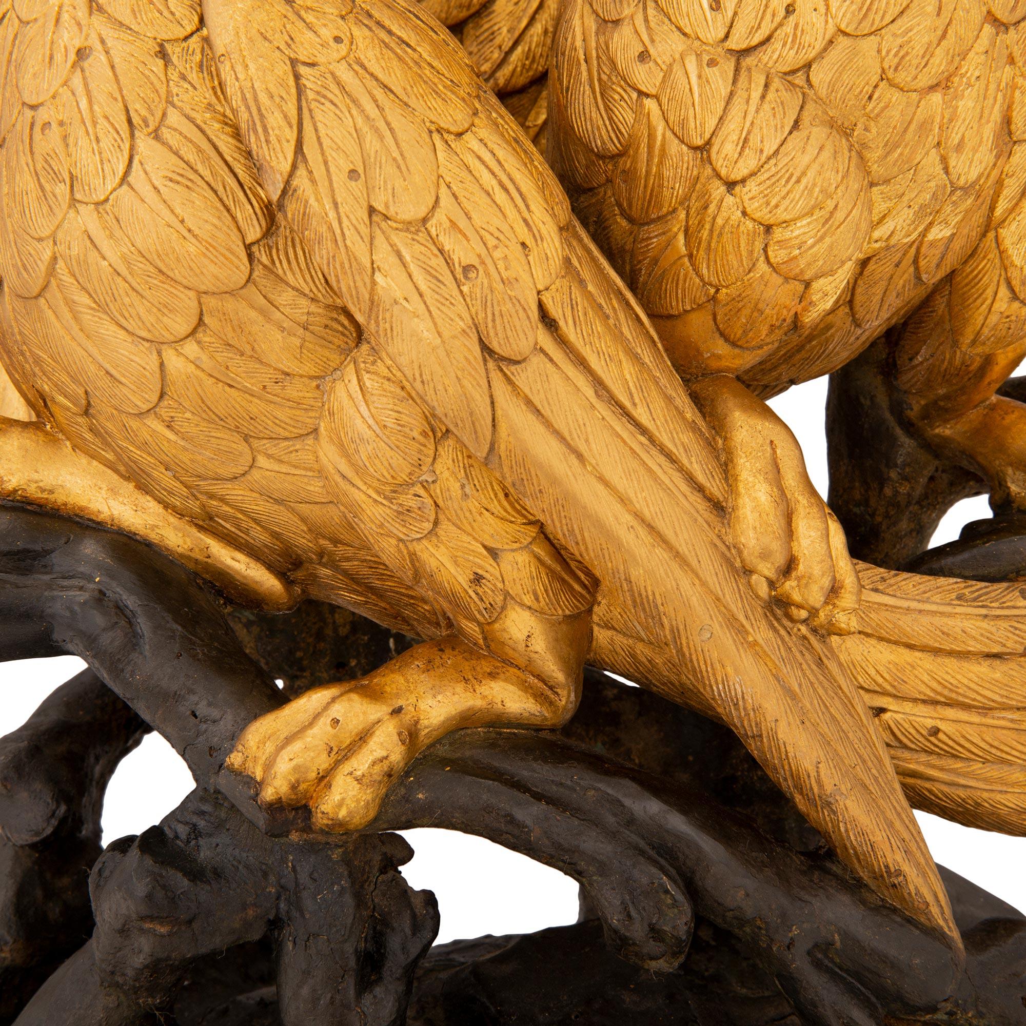 Statue italienne du XVIIIe siècle en bois doré et polychrome de deux aigles en vente 3