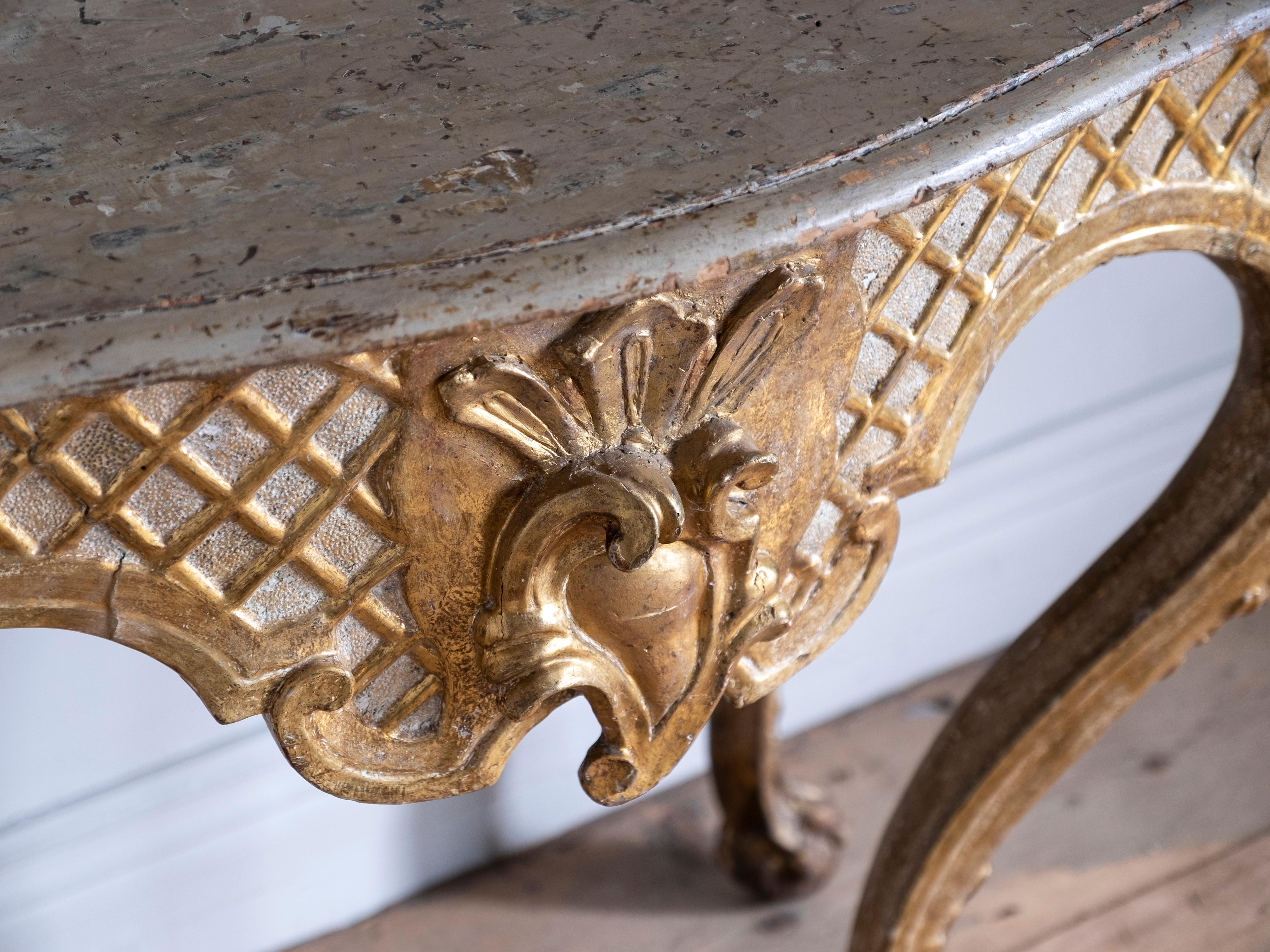 Italian 18th Century Giltwood Carved Console Table In Good Condition In Mjöhult, SE