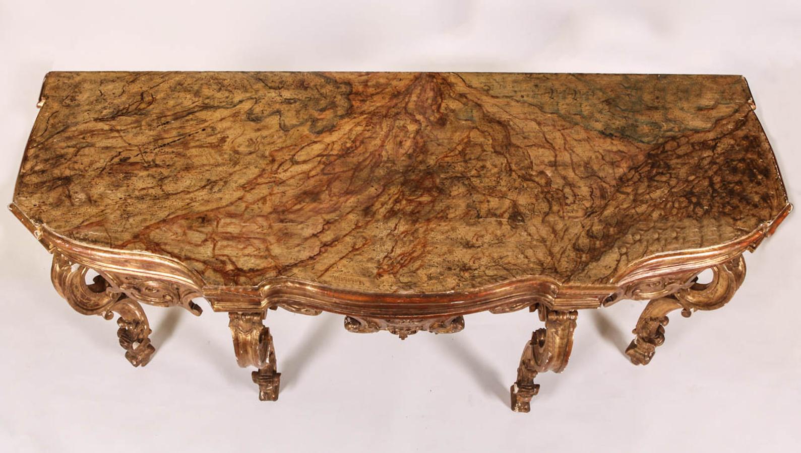 Eleganter norditalienischer Konsolentisch aus geschnitztem und vergoldetem Holz des 18. Jahrhunderts mit einer bemalten Platte aus Kunstmarmor.
Der Tisch mit Originalvergoldung wird vor der Auslieferung vollständig restauriert.
Provenienz: