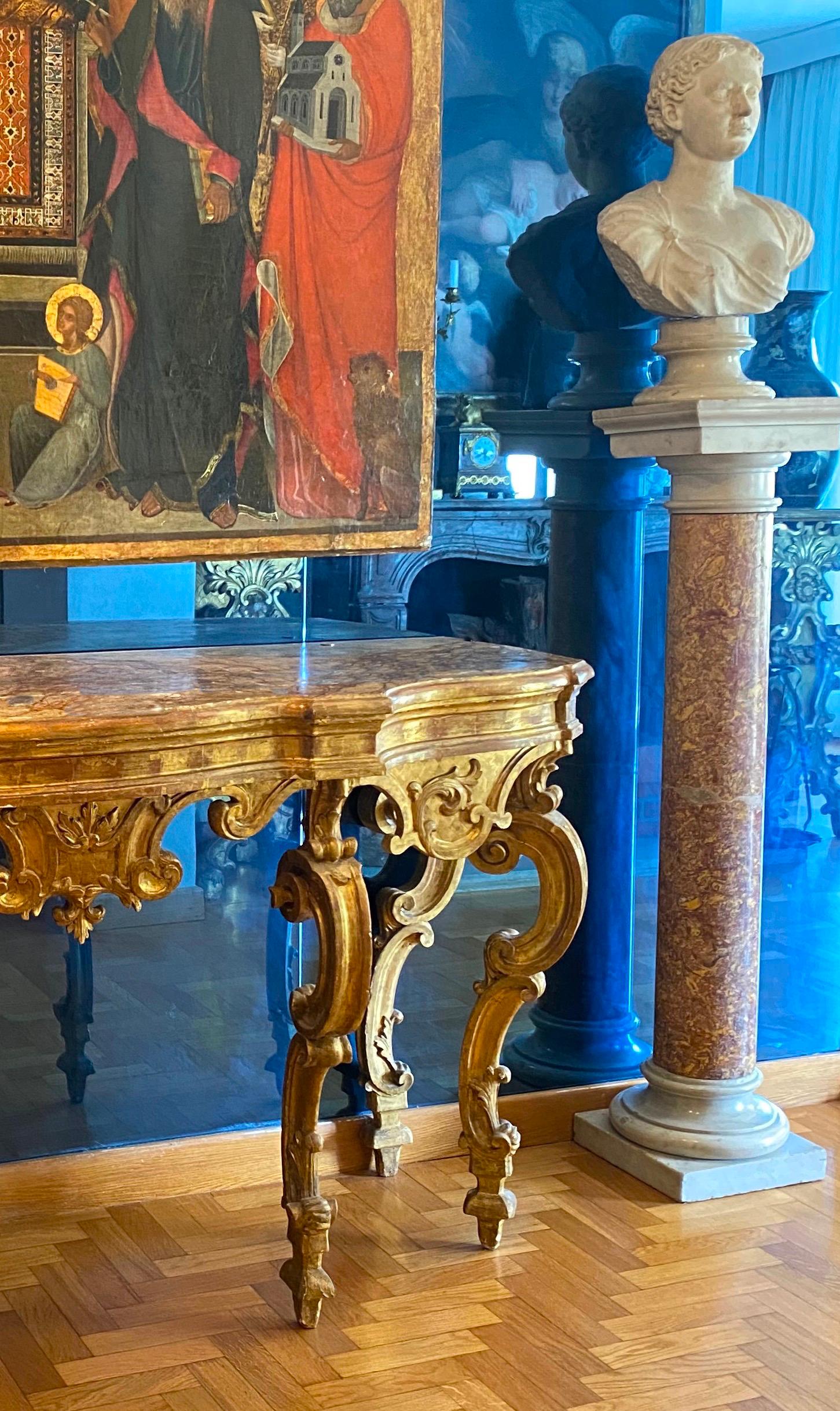Italienischer Konsolentisch aus vergoldetem Holz aus dem 18. Jahrhundert im Zustand „Gut“ im Angebot in Rome, IT