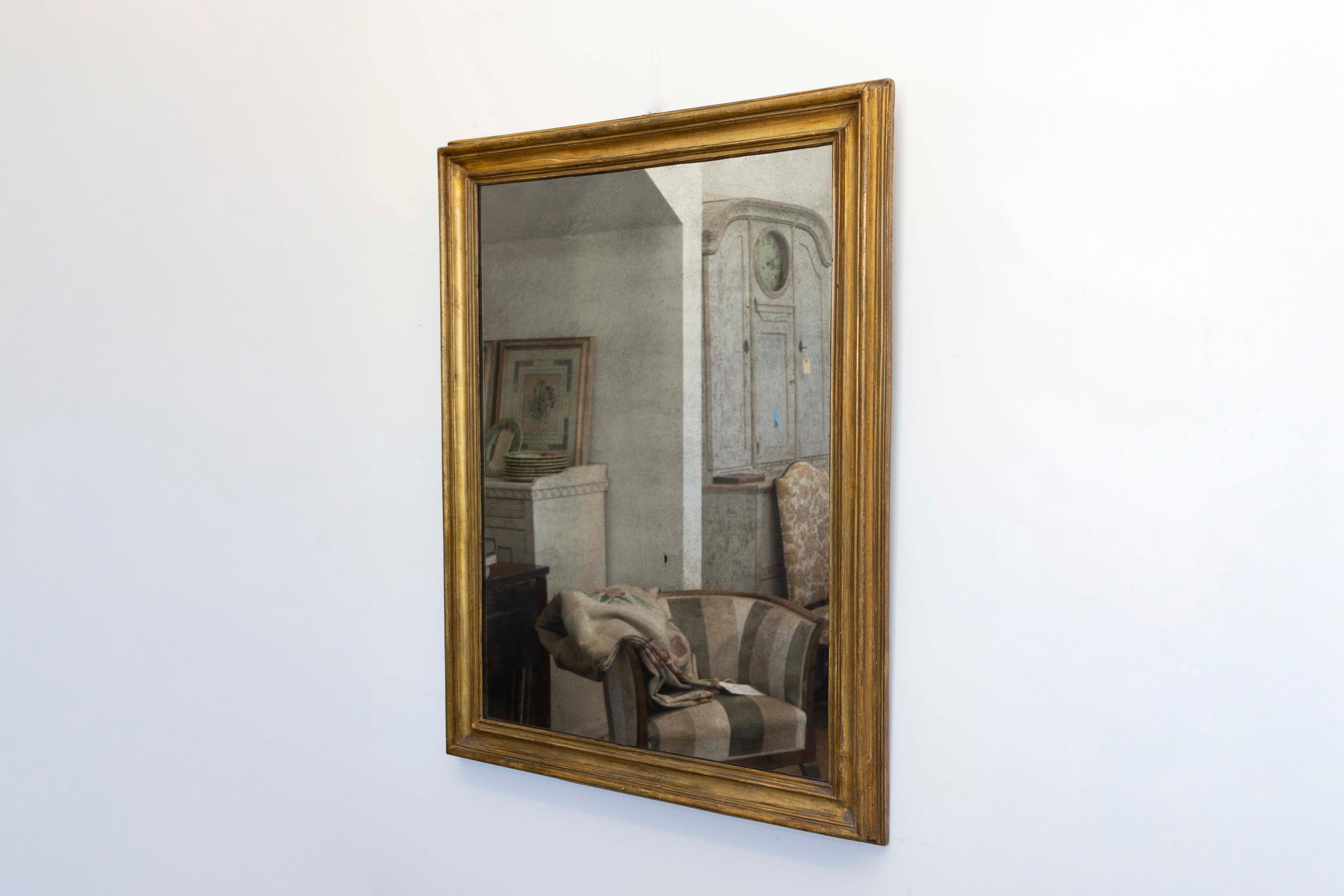 Sculpté Miroir italien du 18ème siècle encadré en bois doré avec caractère rustique en vente