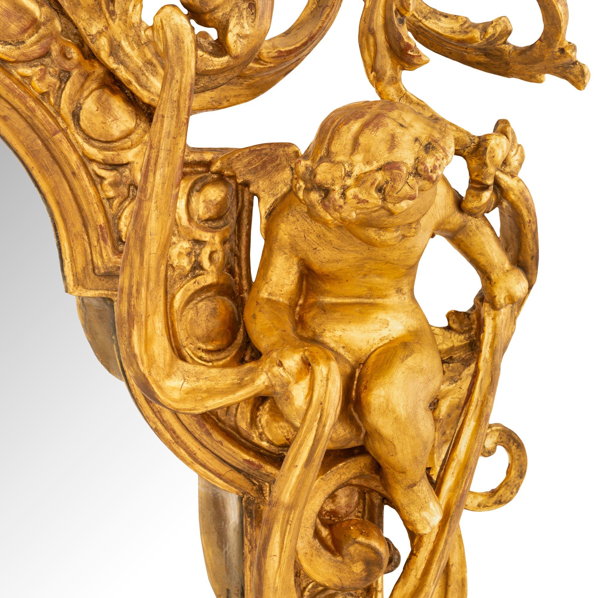 XVIIIe siècle et antérieur  Miroir italien en bois doré du XVIIIe siècle en vente