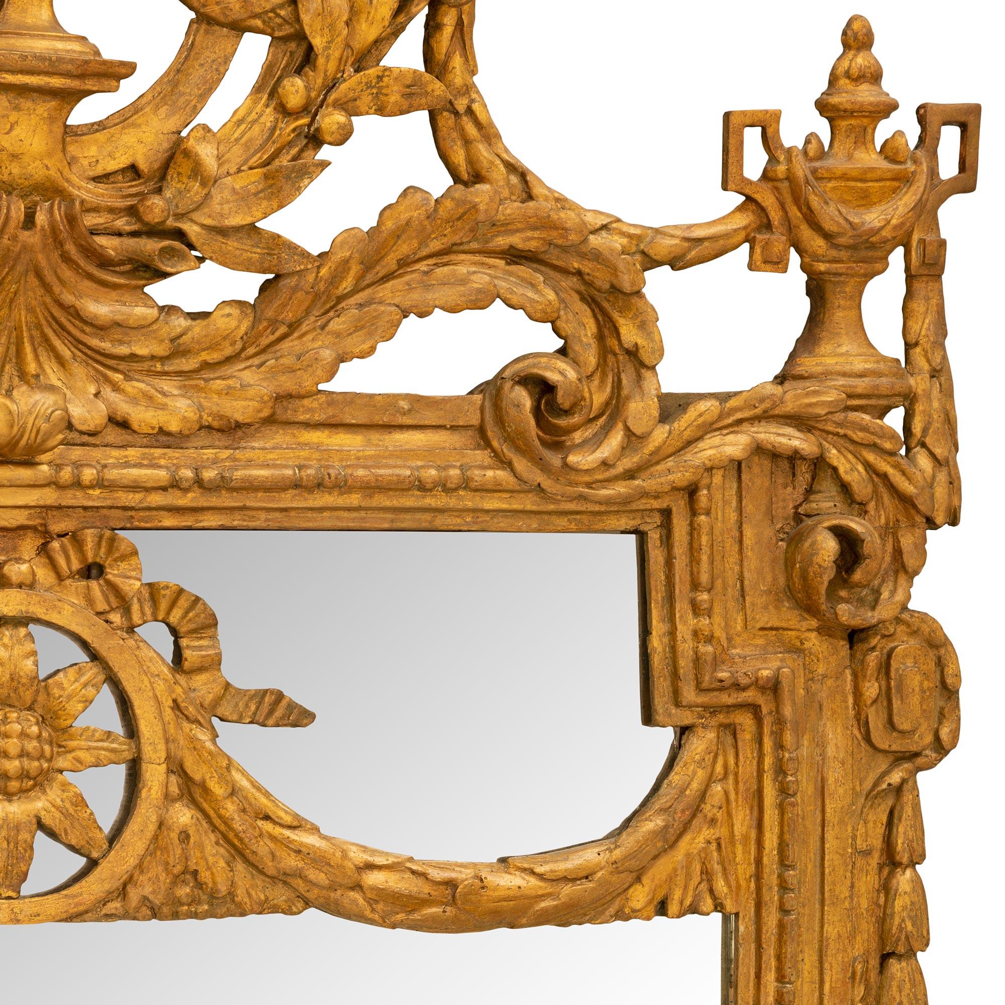 Miroir italien en bois doré du XVIIIe siècle en vente 2