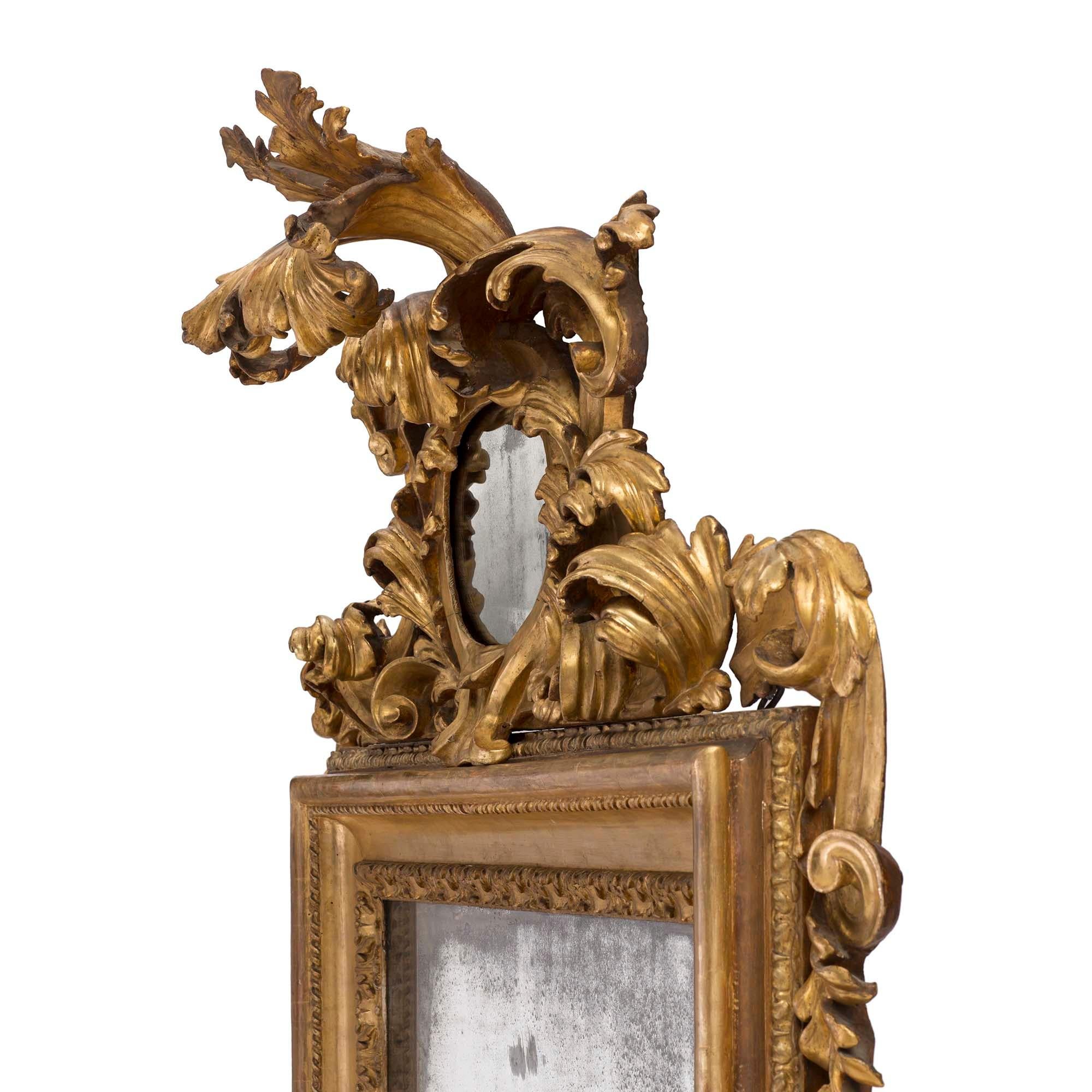XVIIIe siècle et antérieur Miroir romain italien en bois doré du XVIIIe siècle en vente