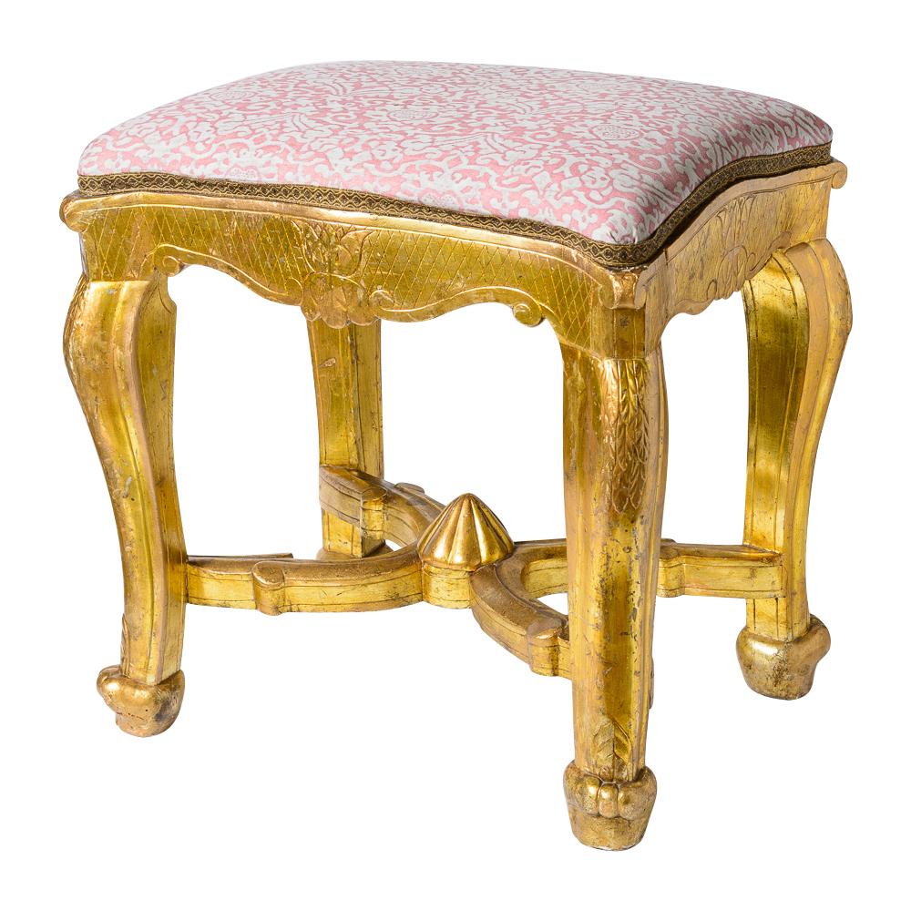 Dies ist ein Paar barocker  Italienisch  Am 18. C. Vergoldete Holzhocker mit Fortuny-Stoff.
Diese Hocker sind auf Holz wasservergoldet, sie werden von vier geraden Beinen getragen, die durch ein Kreuzband miteinander verbunden sind.
Die Polstermöbel