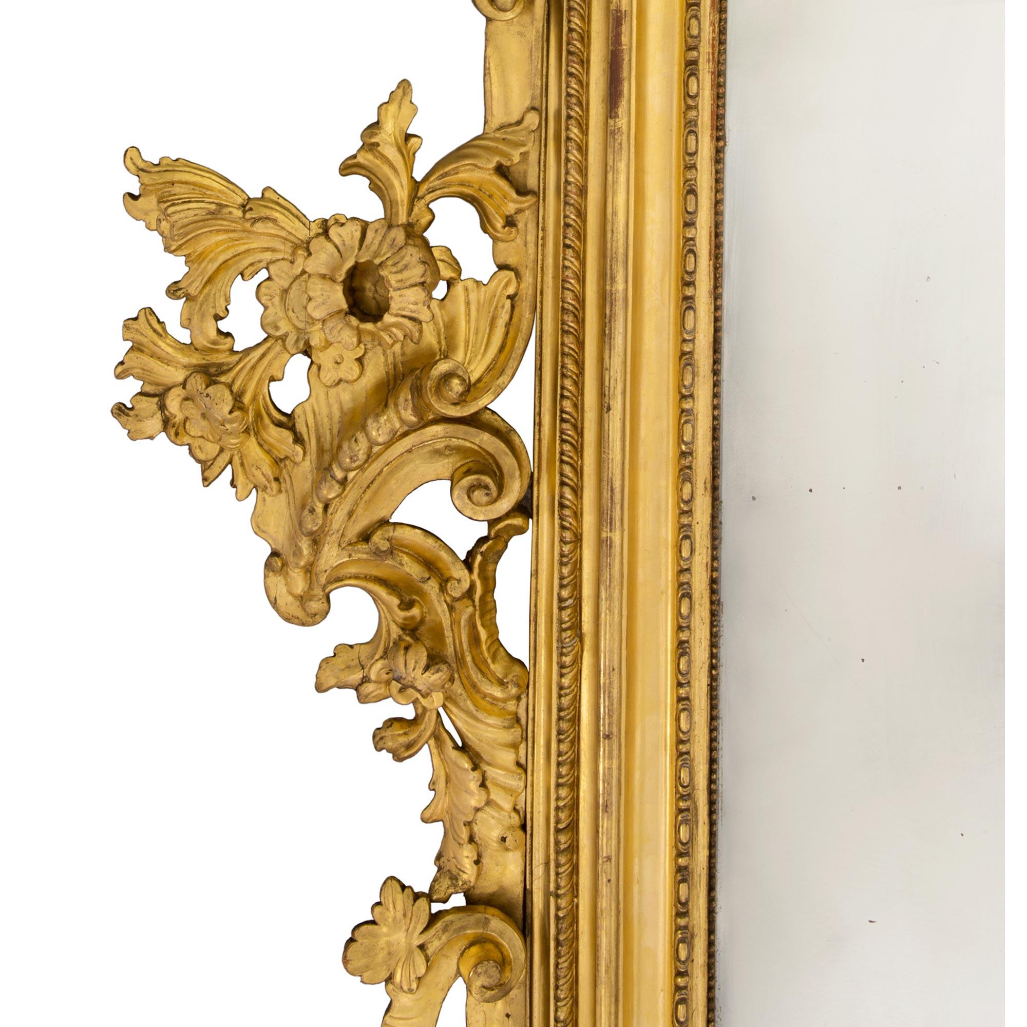 Miroir vénitien italien en bois doré du XVIIIe siècle en vente 4