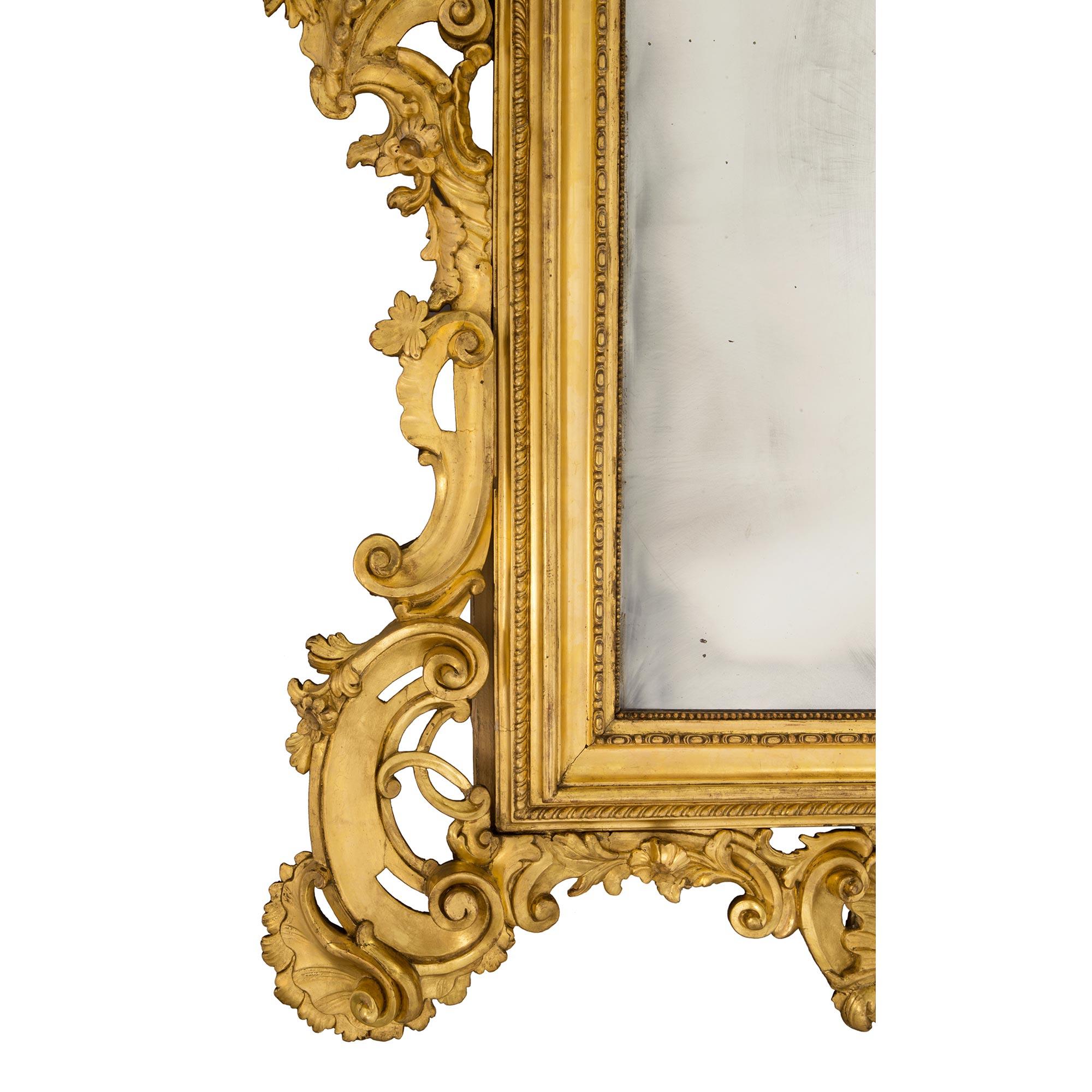 Miroir vénitien italien en bois doré du XVIIIe siècle en vente 5