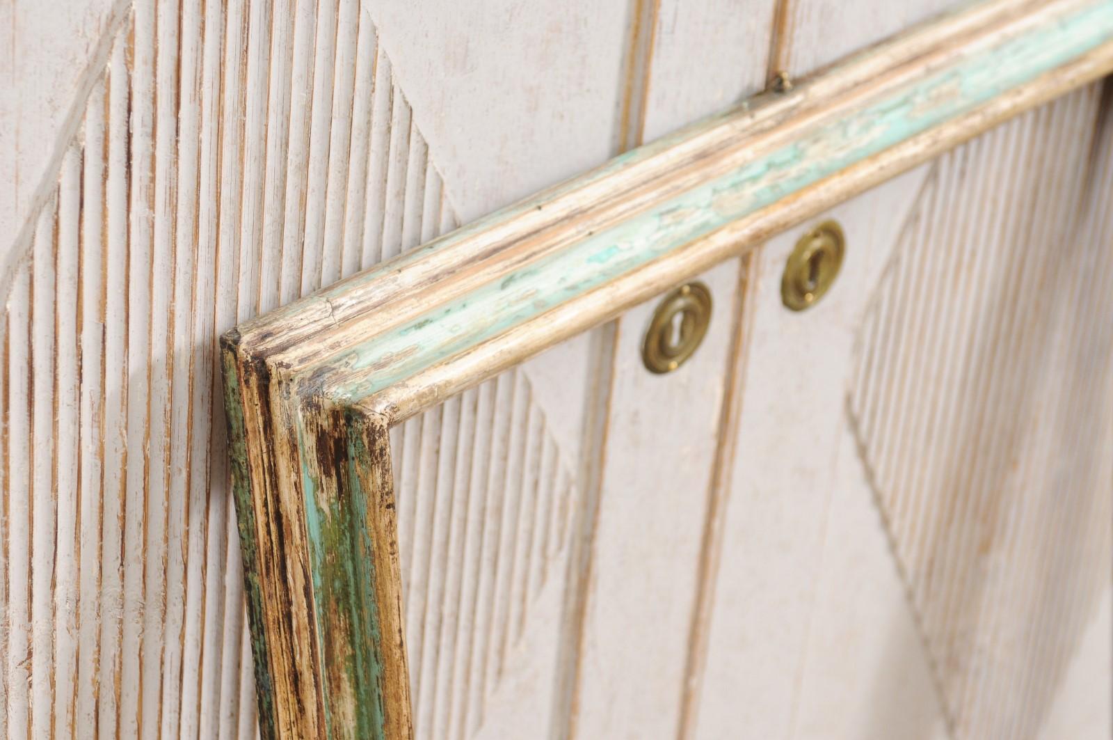 Ein italienischer grün und cremefarben bemalter Holzrahmen mit schönem verwitterten Aussehen. Entdecken Sie den Charme italienischer Handwerkskunst mit diesem grün- und cremefarbenen Holzrahmen, der sich durch seine authentische Lackierung