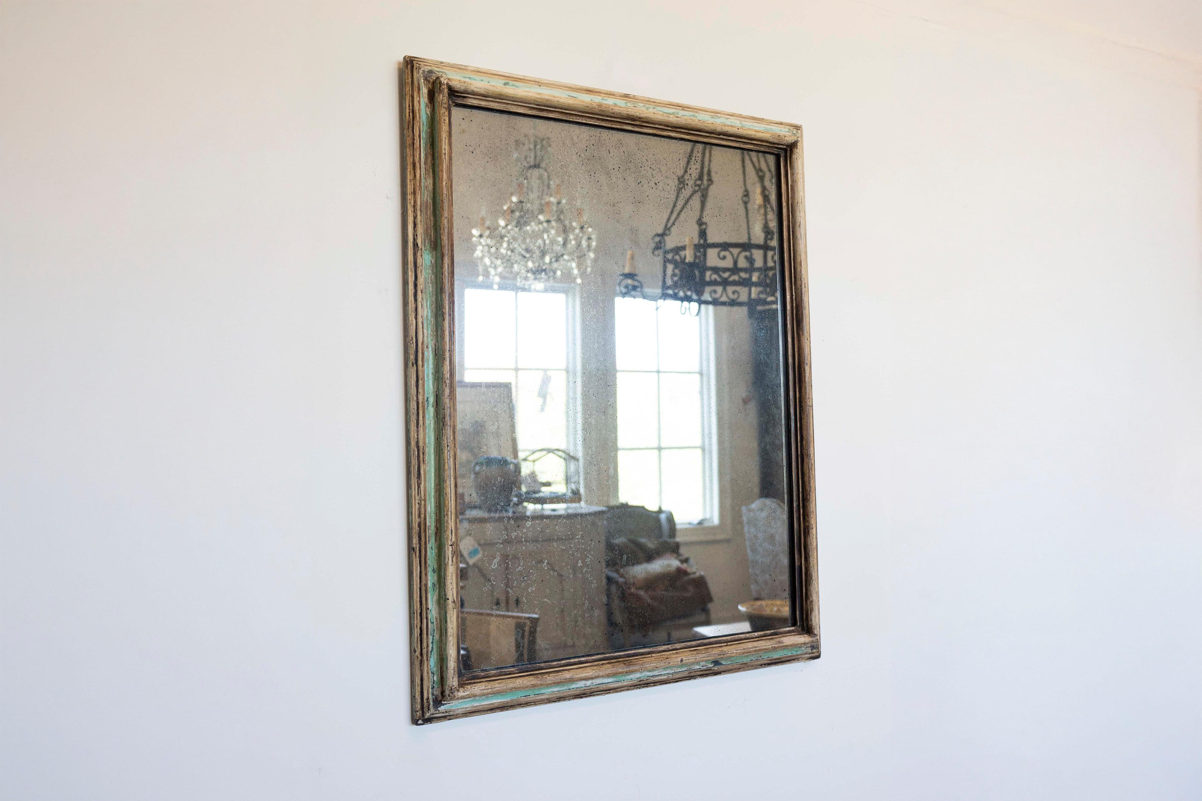 Ce cadre italien en bois peint en vert et crème a été transformé en un superbe miroir, offrant un mélange parfait de charme rustique et d'élégance intemporelle. Avec sa finition joliment patinée, le miroir reflète à la fois la lumière et le style,