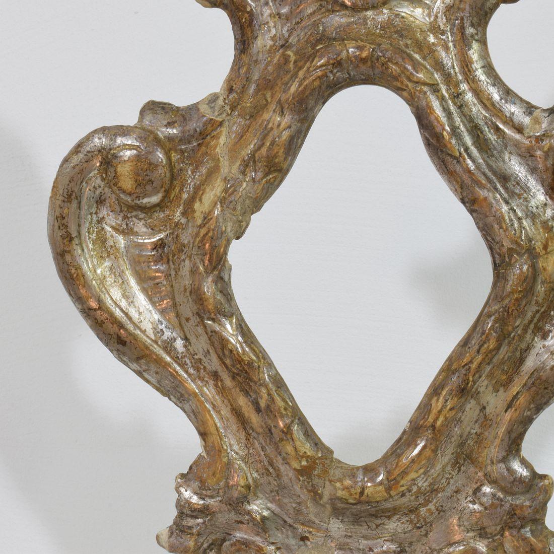 Reliquaire baroque italien du 18ème siècle sculpté et argenté en bois en vente 3