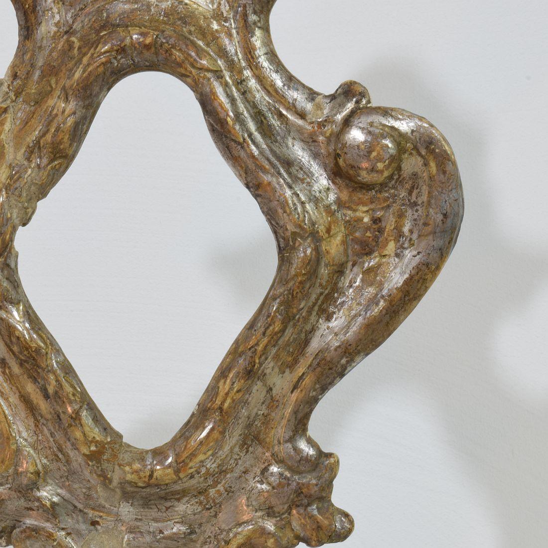 Reliquaire baroque italien du XVIIIe siècle en bois sculpté à la main et argenté en vente 4