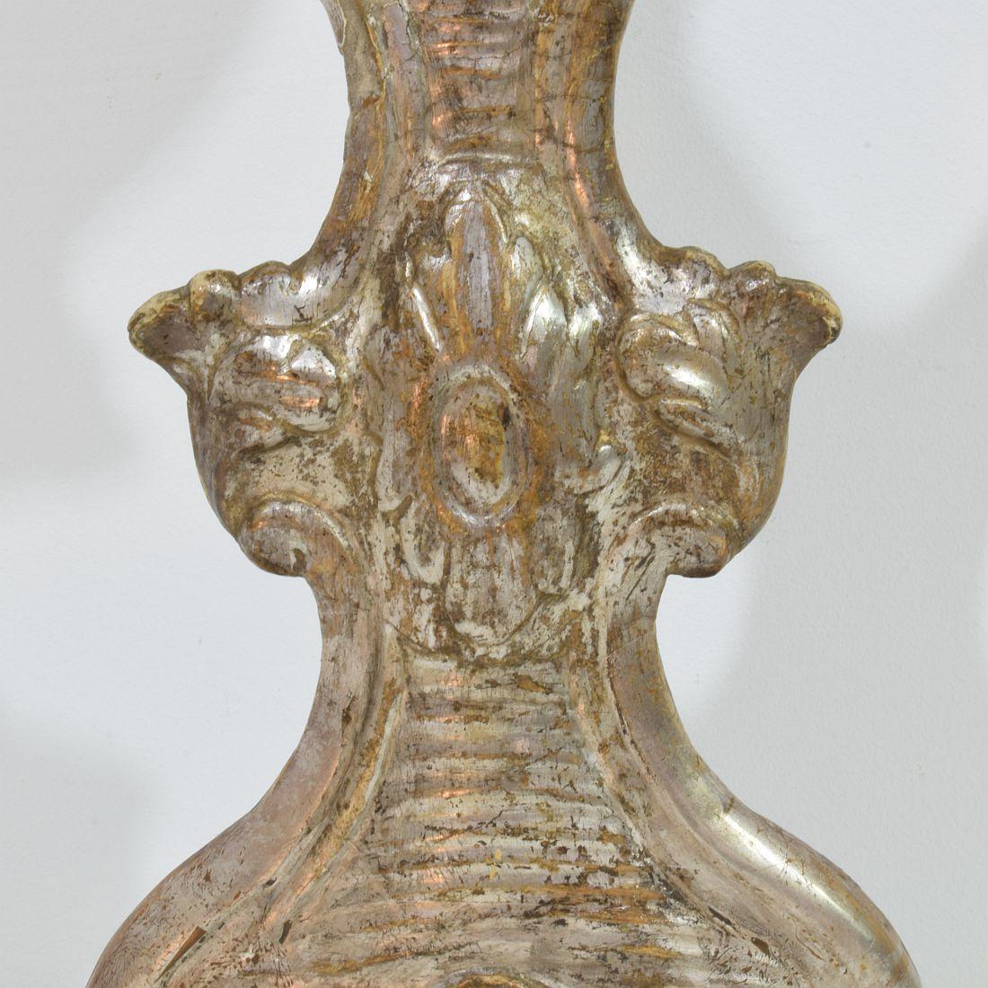 Reliquaire baroque italien du XVIIIe siècle en bois sculpté à la main et argenté en vente 6
