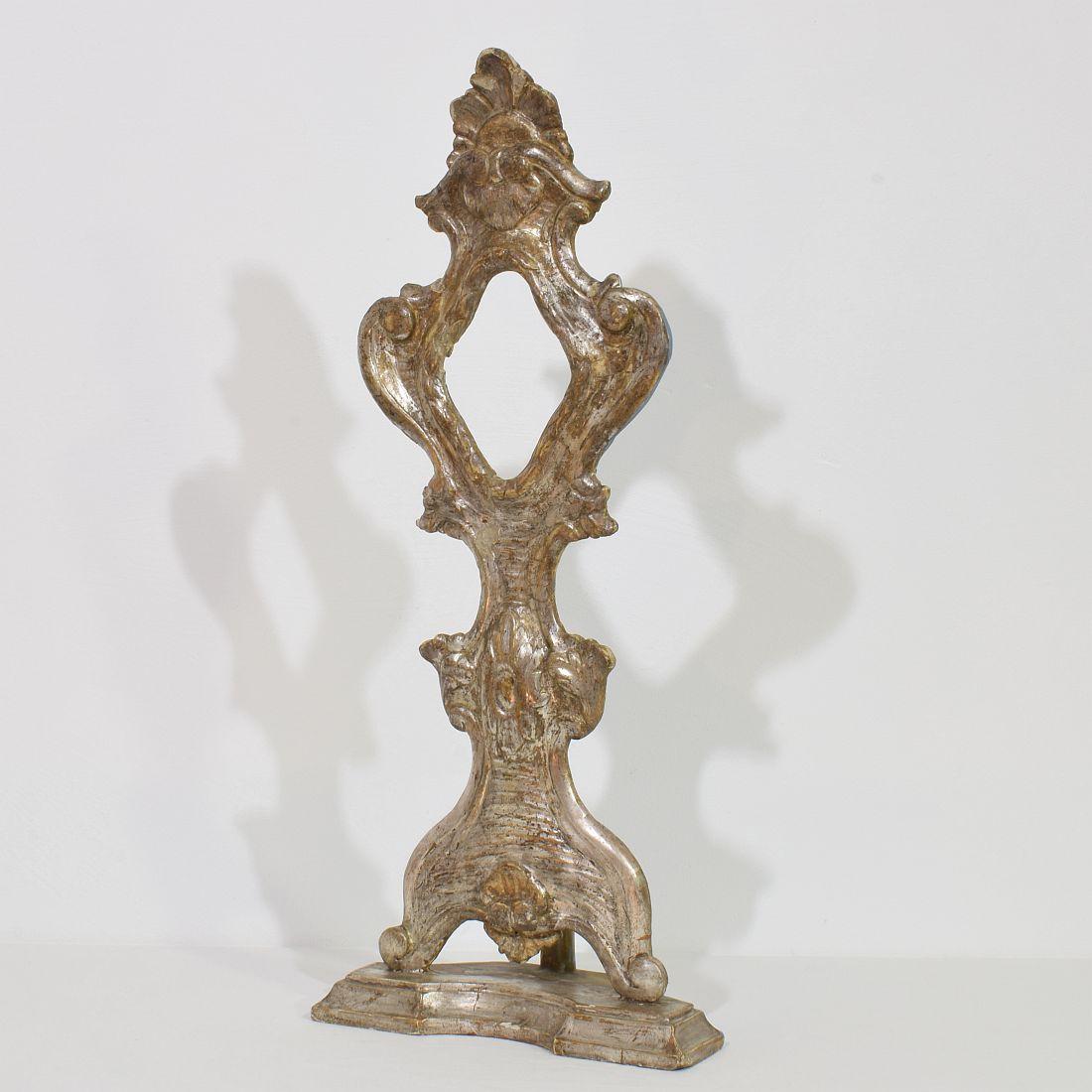 Magnifique porte-reliquaire détaillé avec son argent d'origine altéré par les intempéries,
Italie, vers 1750. Usures, petites pertes et réparations anciennes.