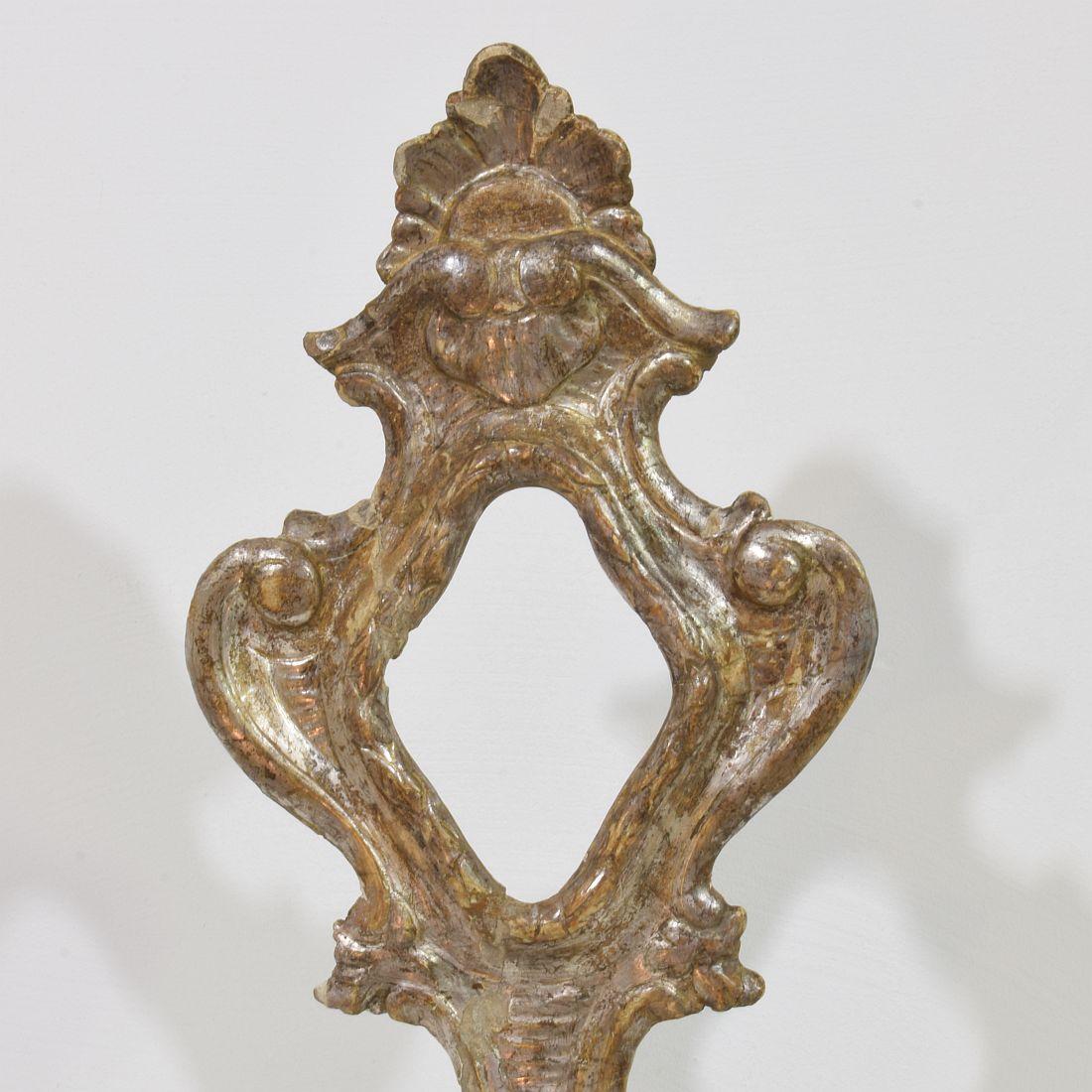 Bois Reliquaire baroque italien du XVIIIe siècle en bois sculpté à la main et argenté en vente
