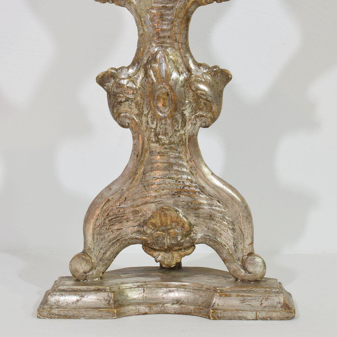 Reliquaire baroque italien du XVIIIe siècle en bois sculpté à la main et argenté en vente 1