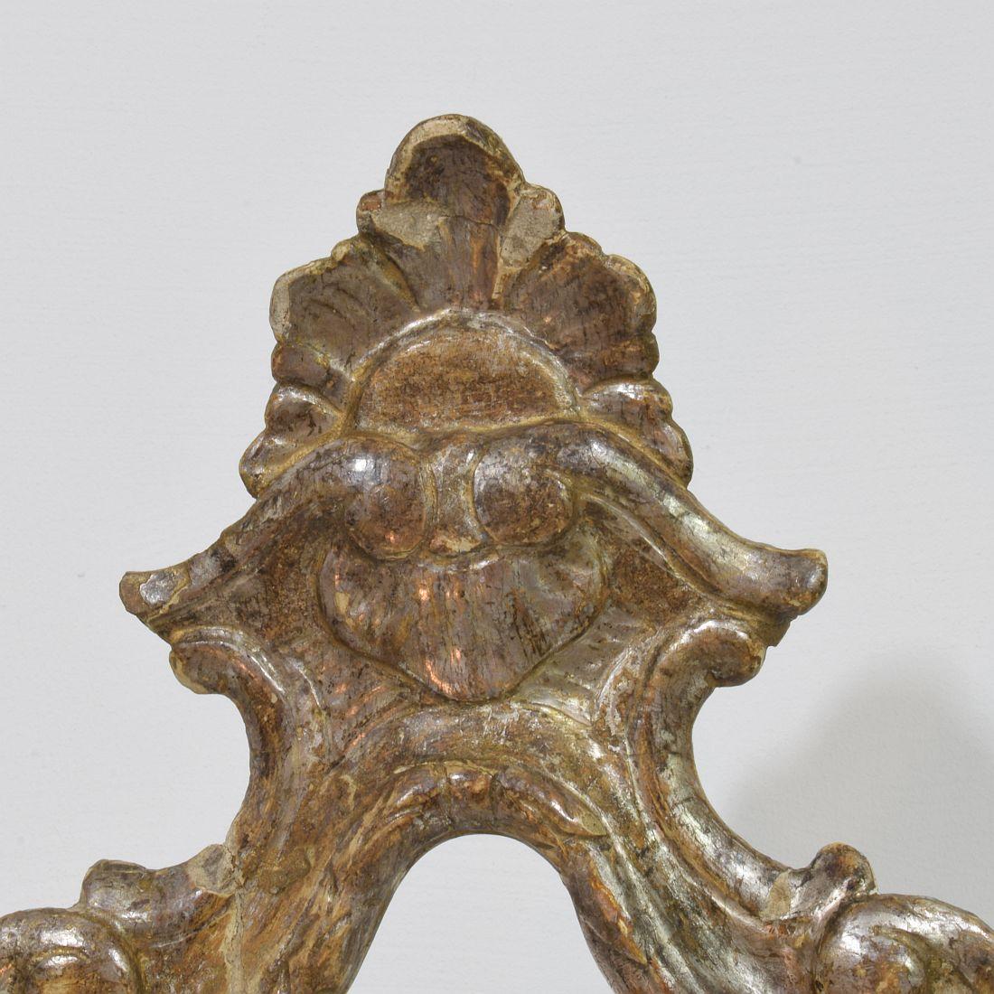 Reliquaire baroque italien du XVIIIe siècle en bois sculpté à la main et argenté en vente 2