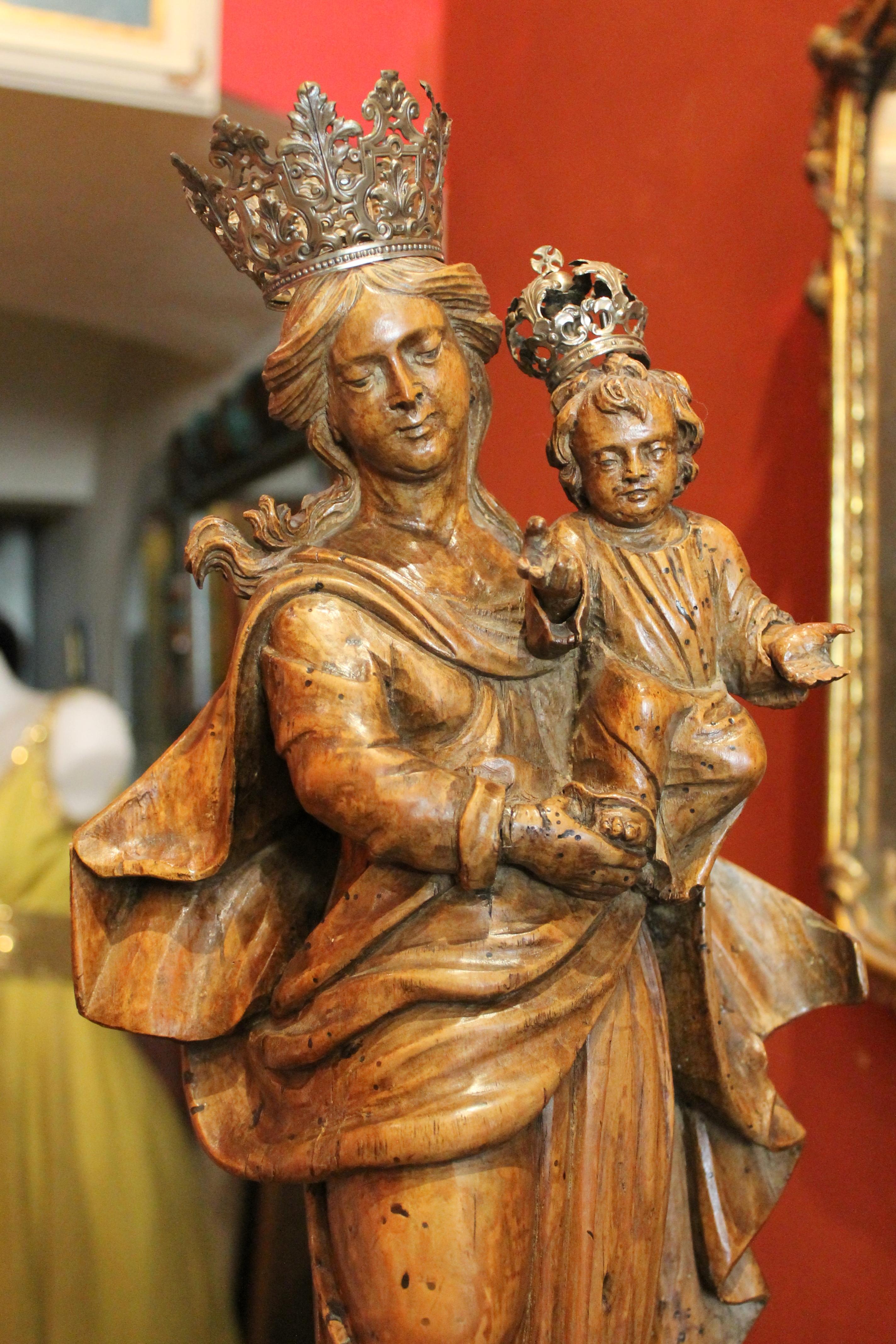 statue of madonna and child in notre dame