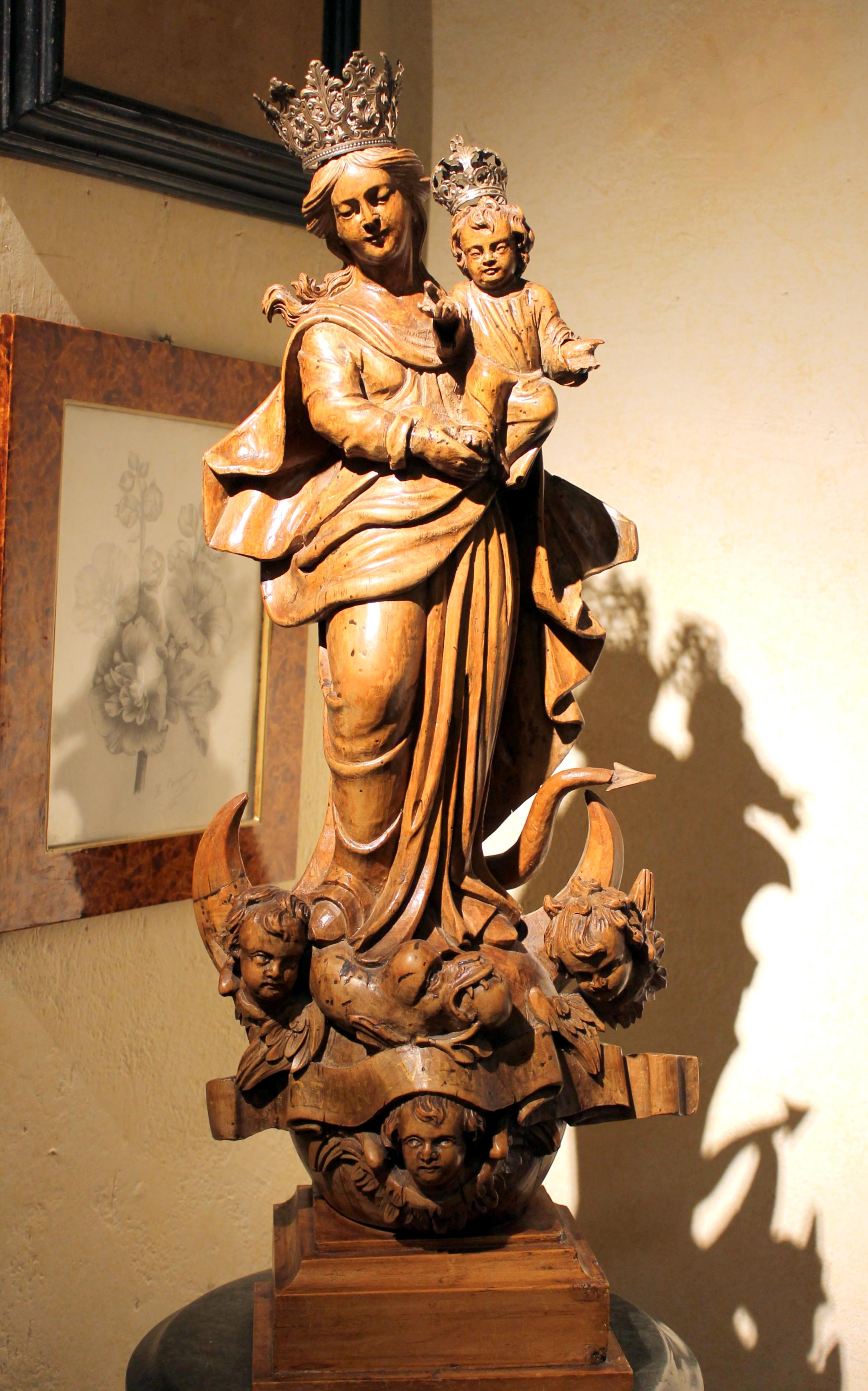 Italian 18th Century Hand Carved Wood Religious Madonna and Child Sculpture In Good Condition In Firenze, IT